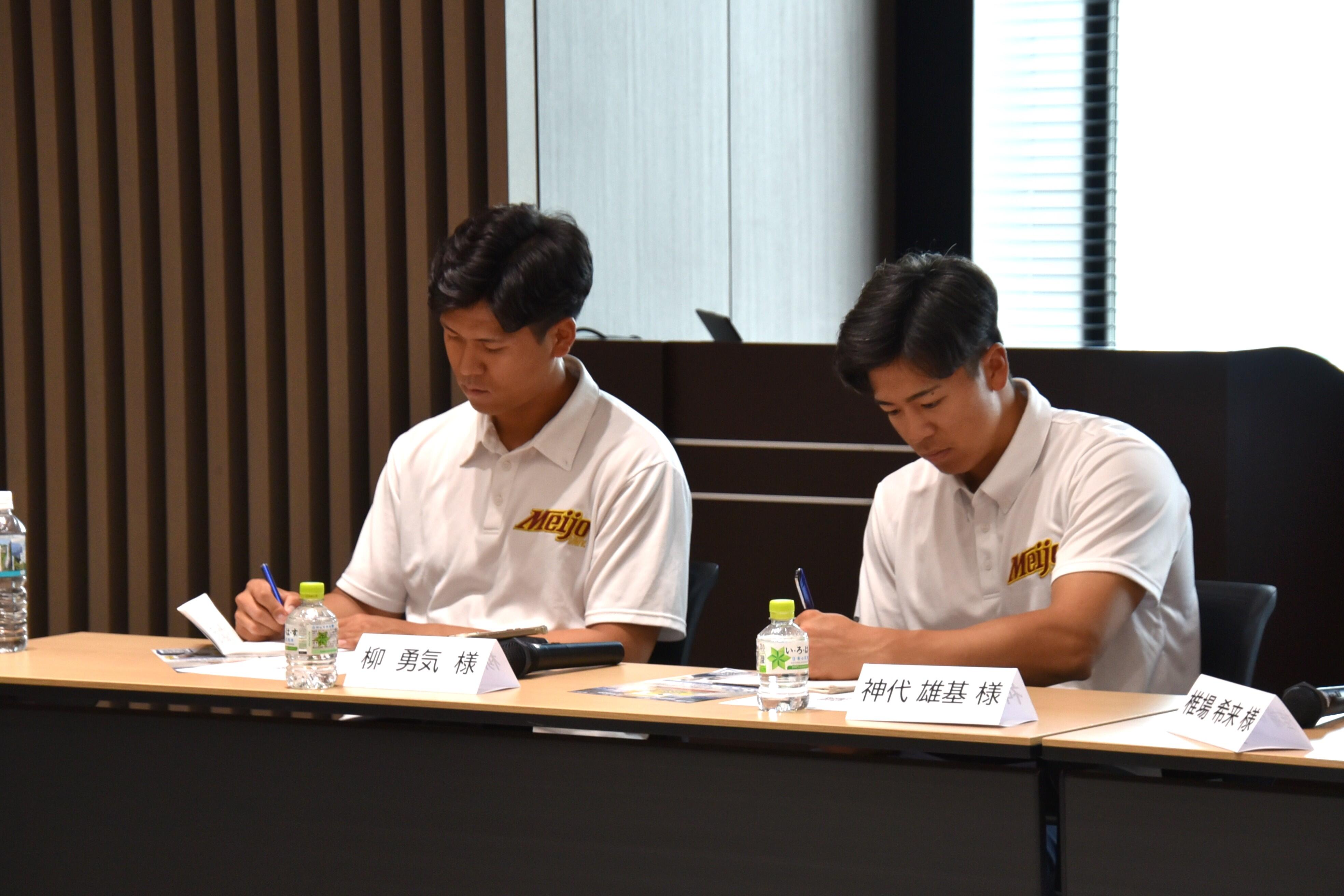 高橋さんのアドバイスを熱心にメモを取る硬式野球部員
