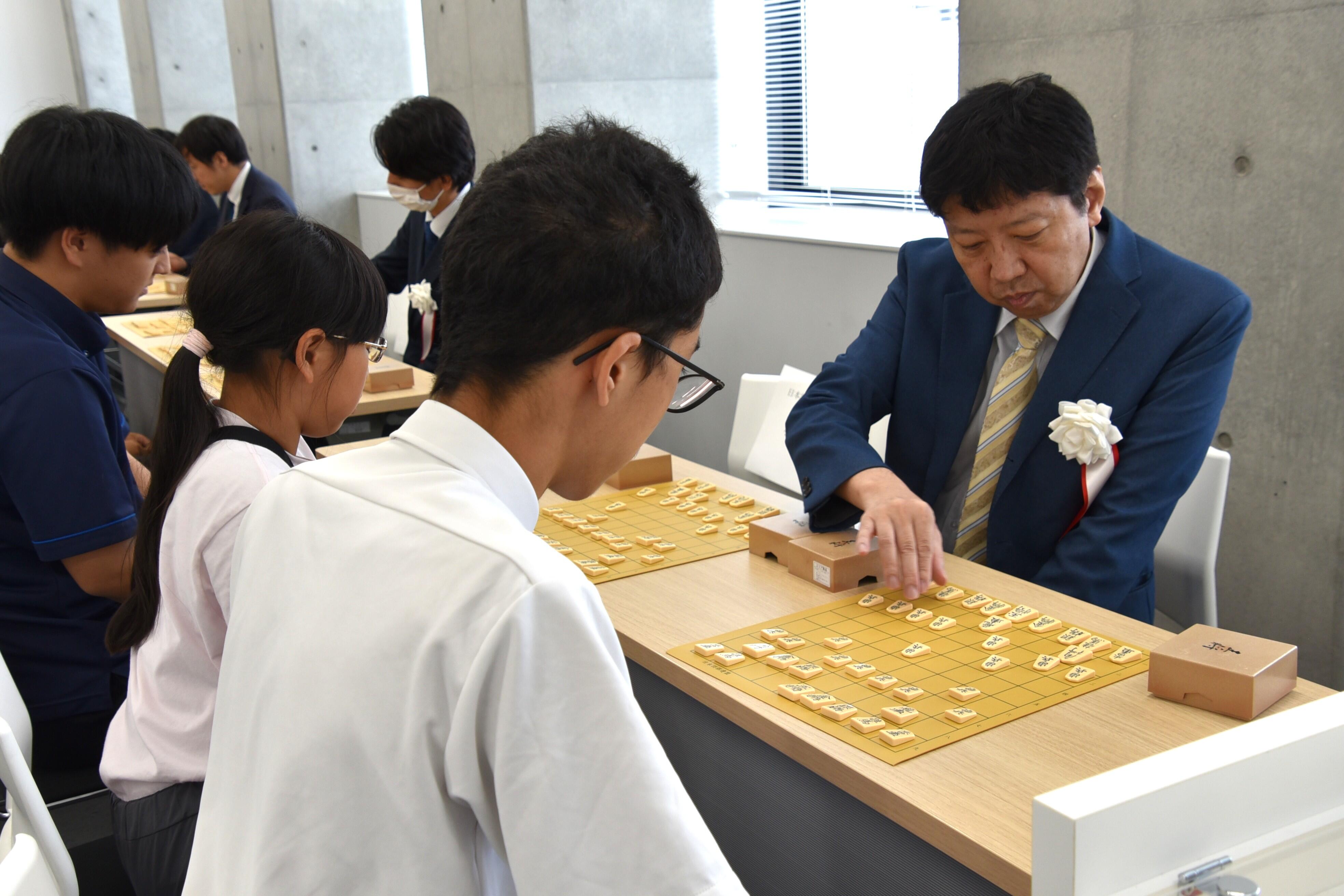 指導対局を行う杉本八段