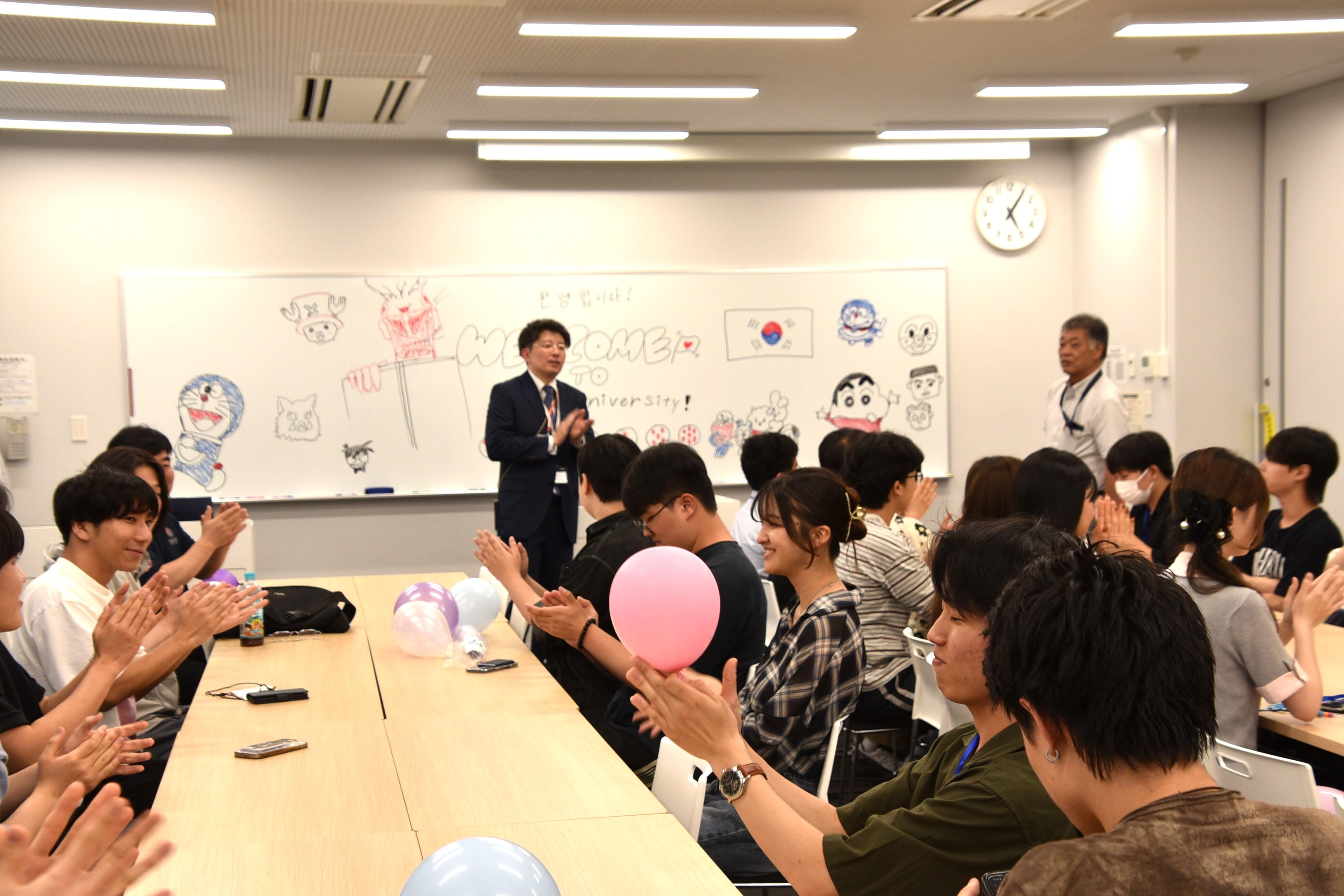 歓迎のあいさつをする川島准教授。右は稲葉名誉教授