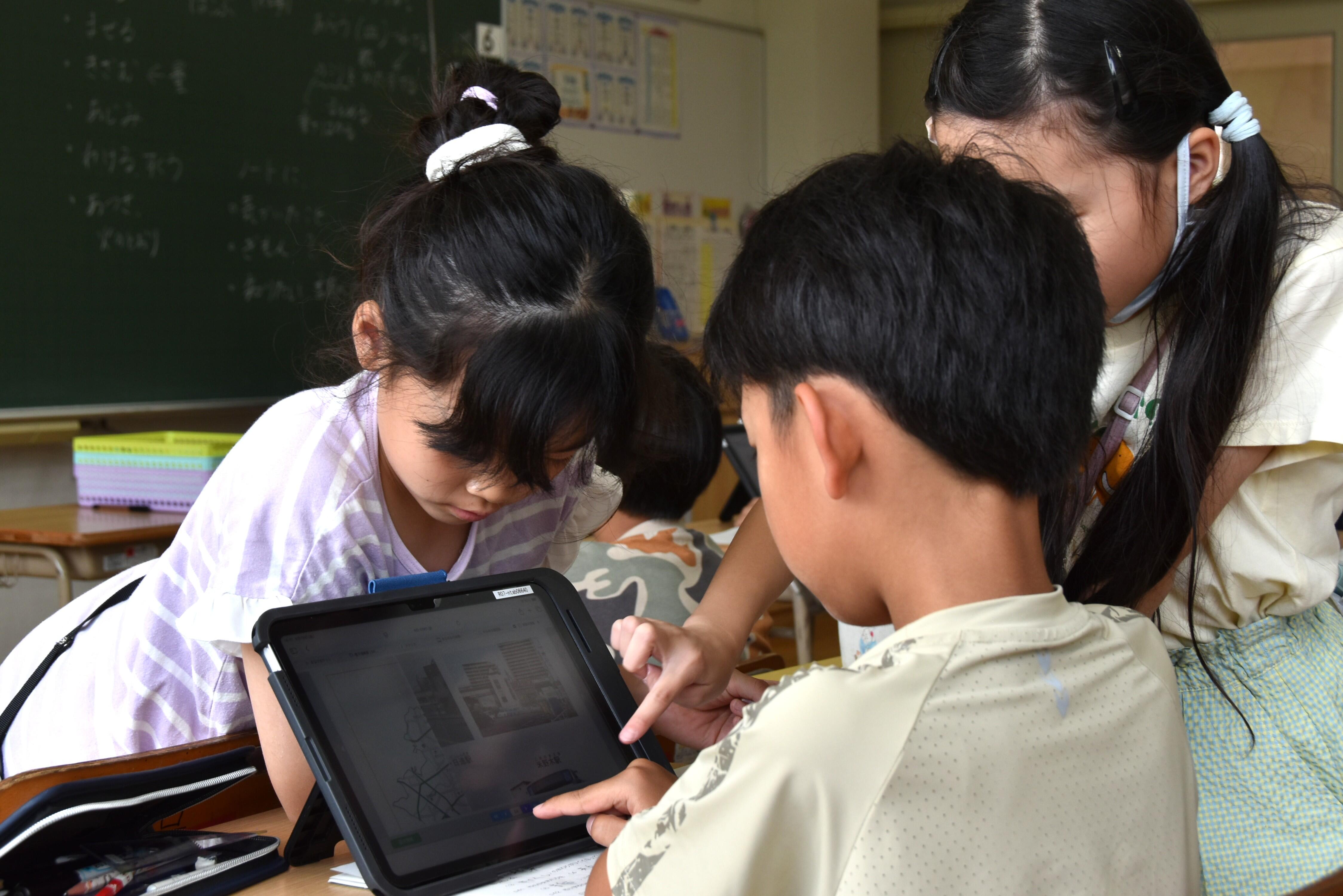全体授業後、動画を見返す子供たち