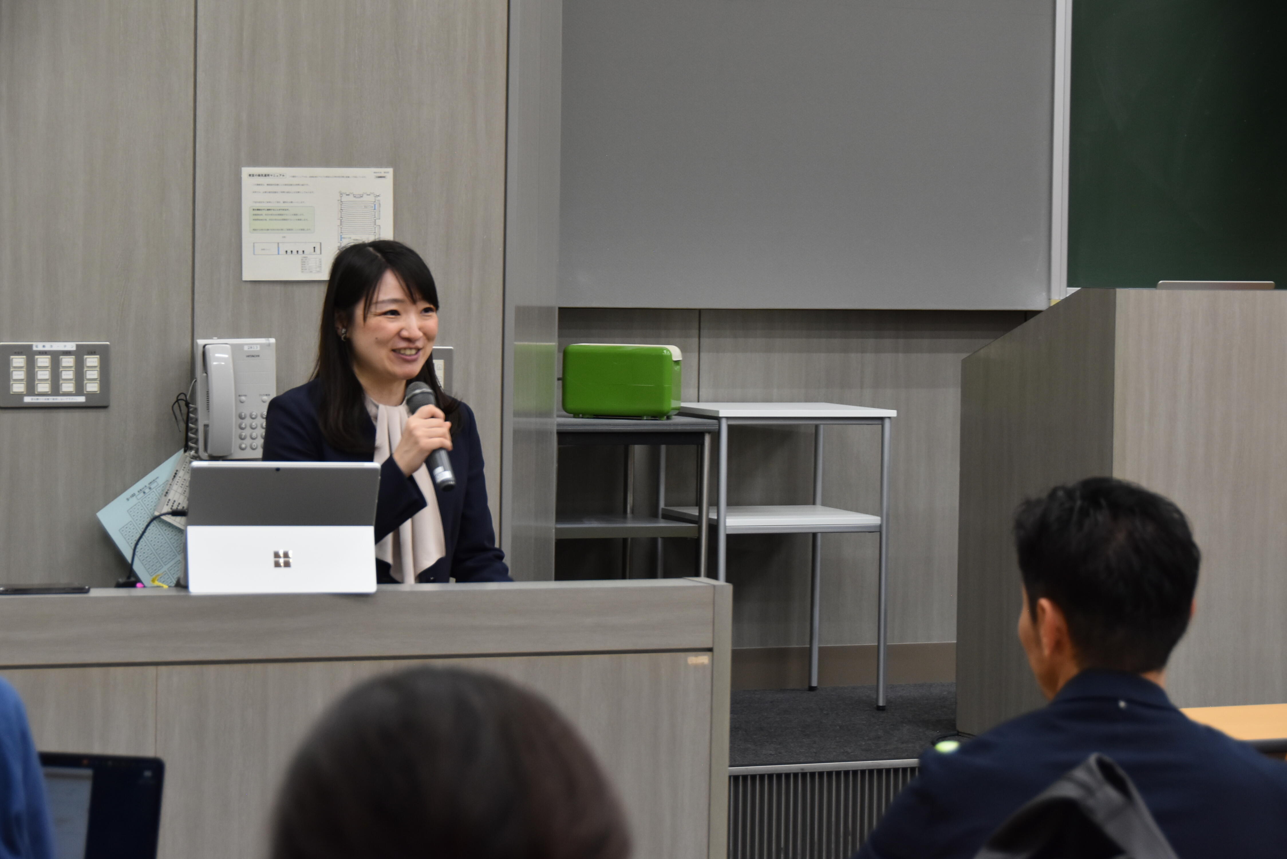 講座の目的を話す三井住友FGの亀川さん