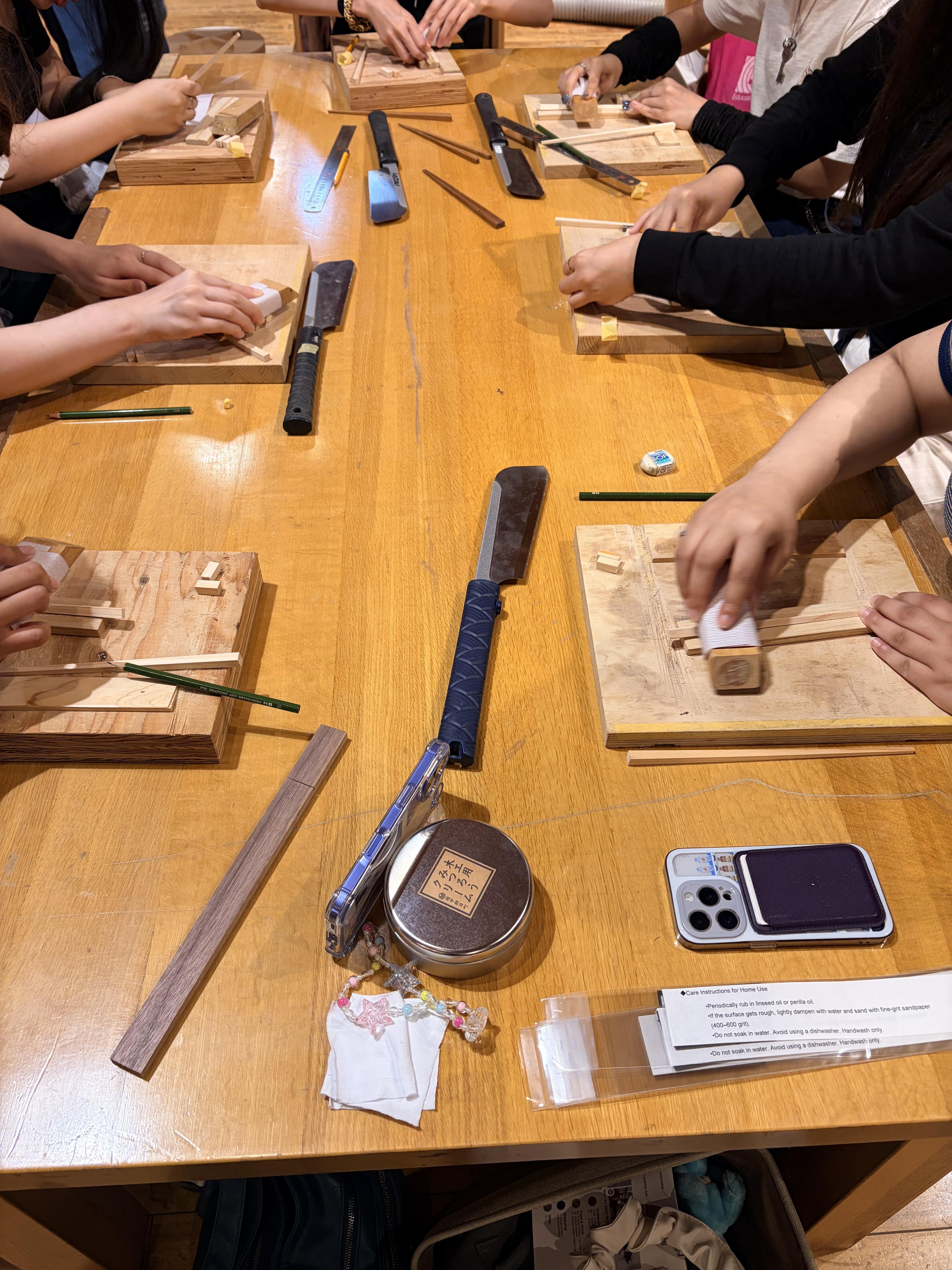 駿府の工房匠宿で箸作りを行う参加者たち