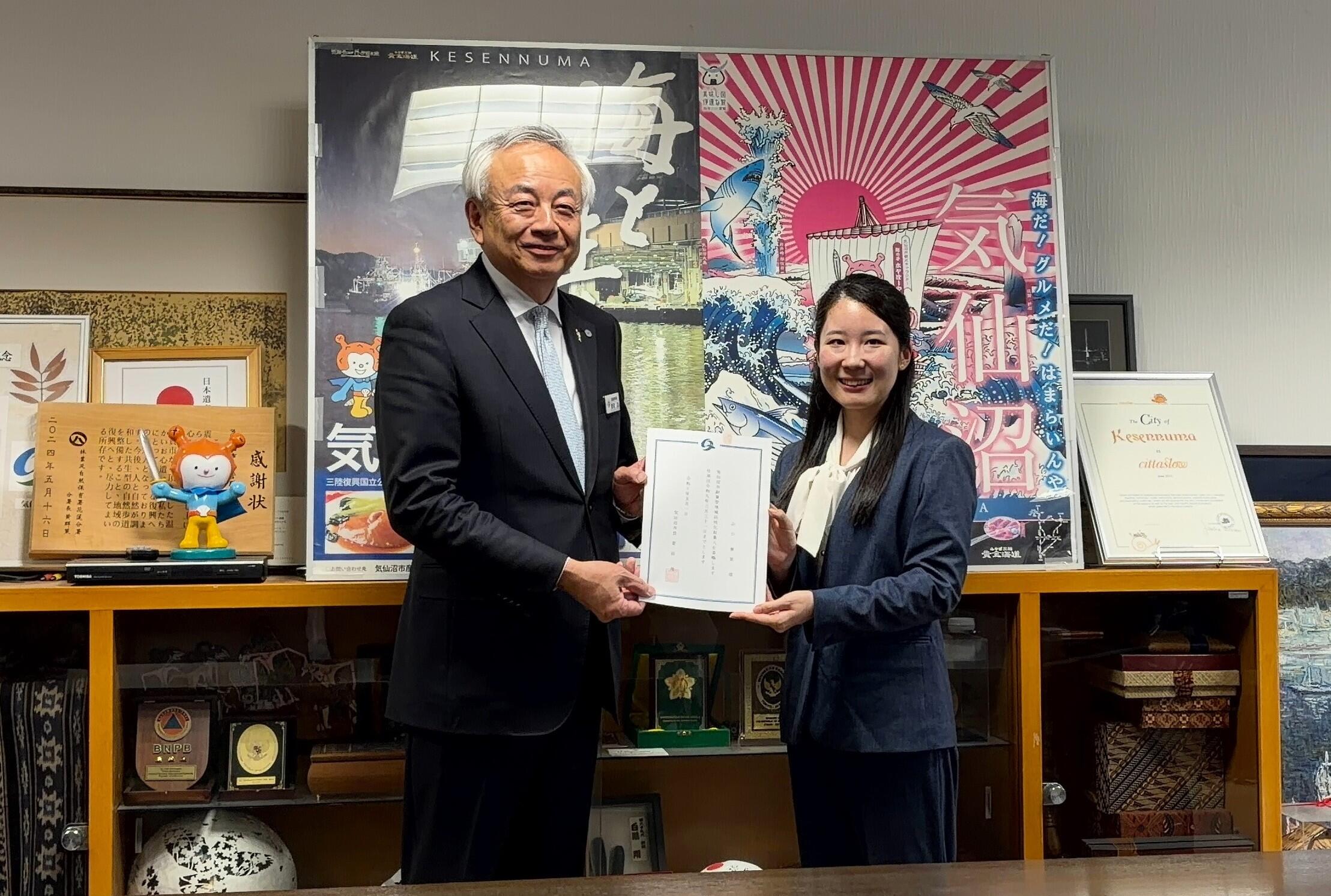 委嘱状を受け取った山口さん（右）と気仙沼市の菅原茂市長