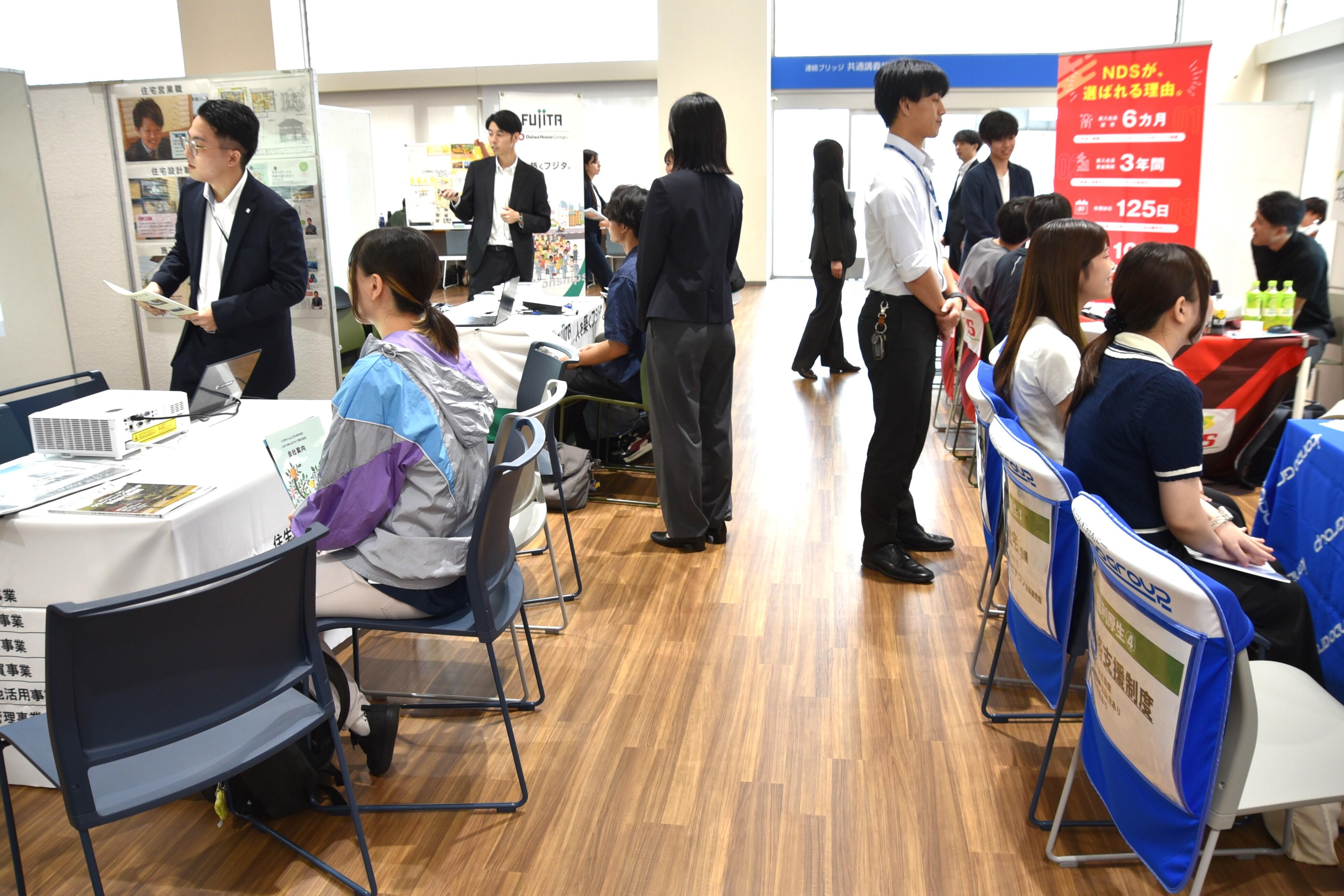 学生が続々と来場