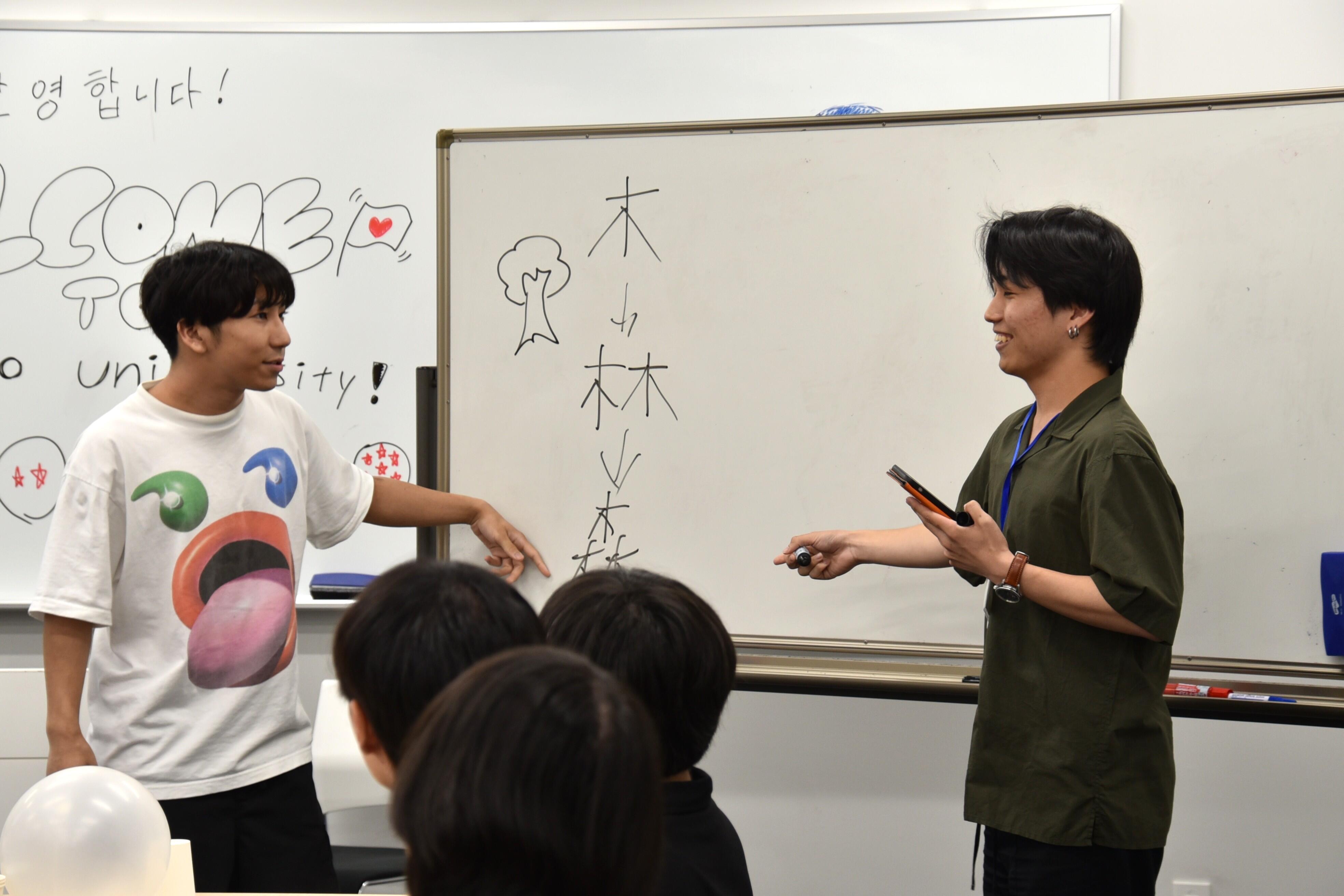 漫才を披露する学生も