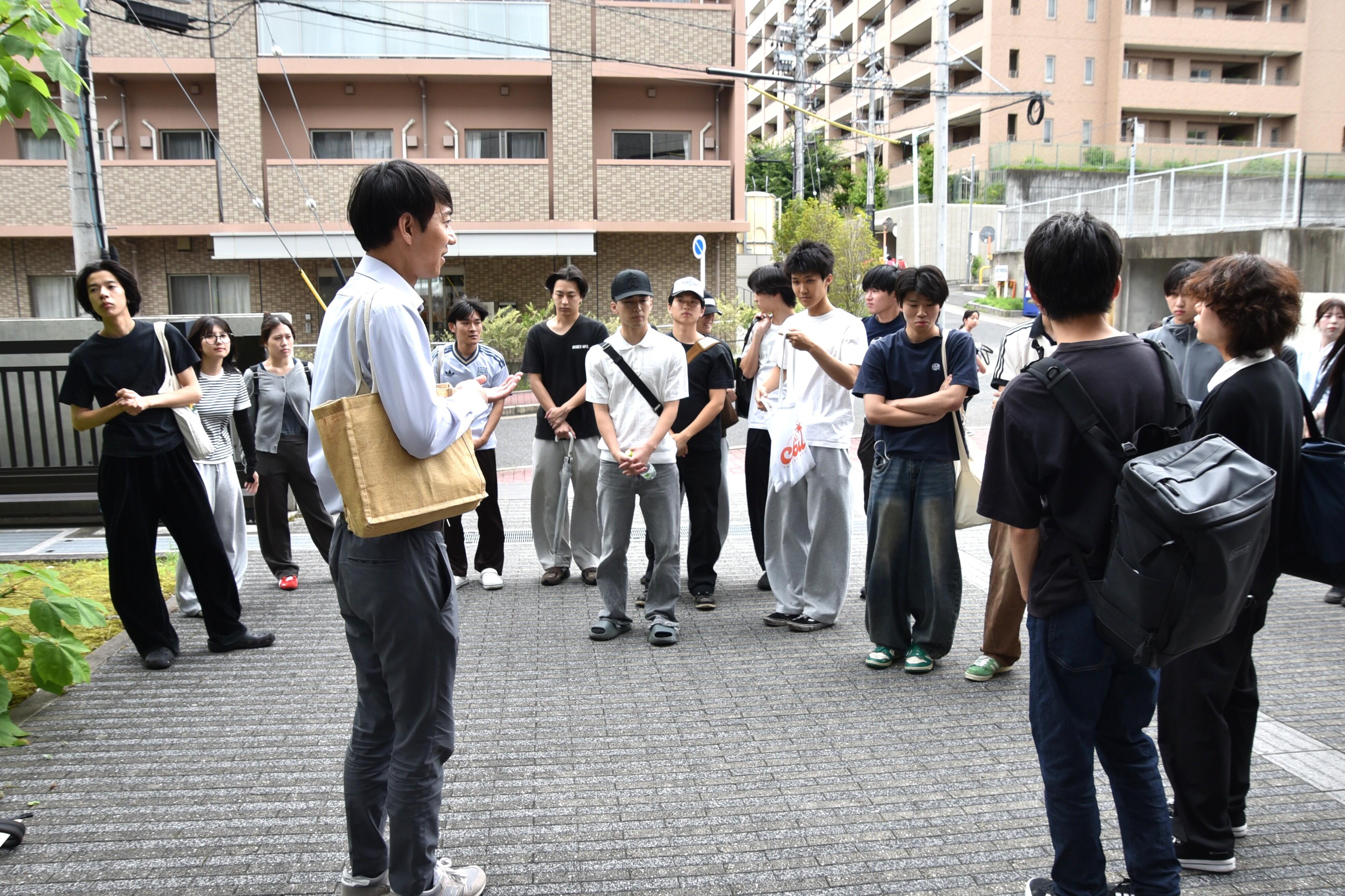 作業前に注意事項などを説明する加藤教授