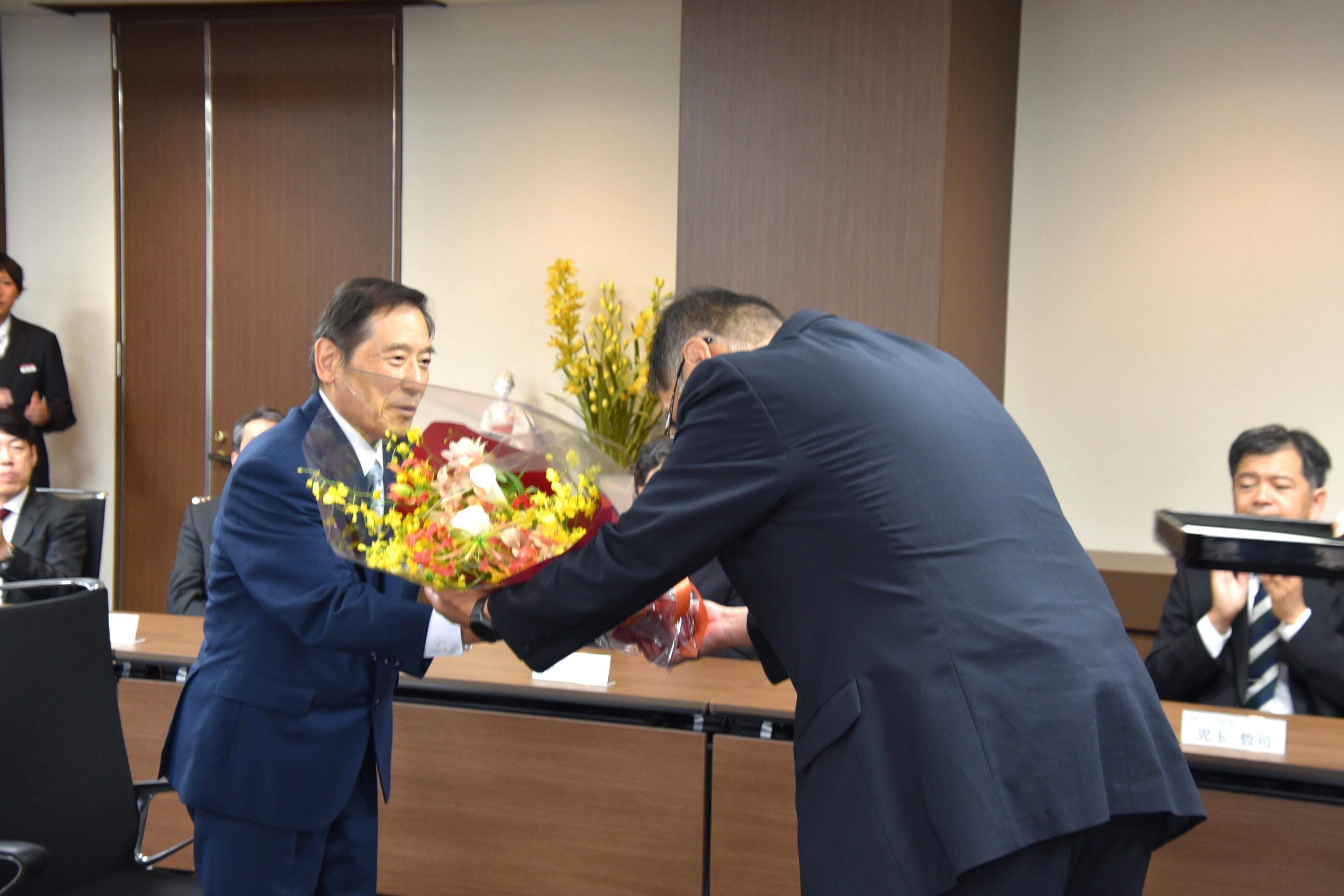 花束を贈られる中野名誉教授