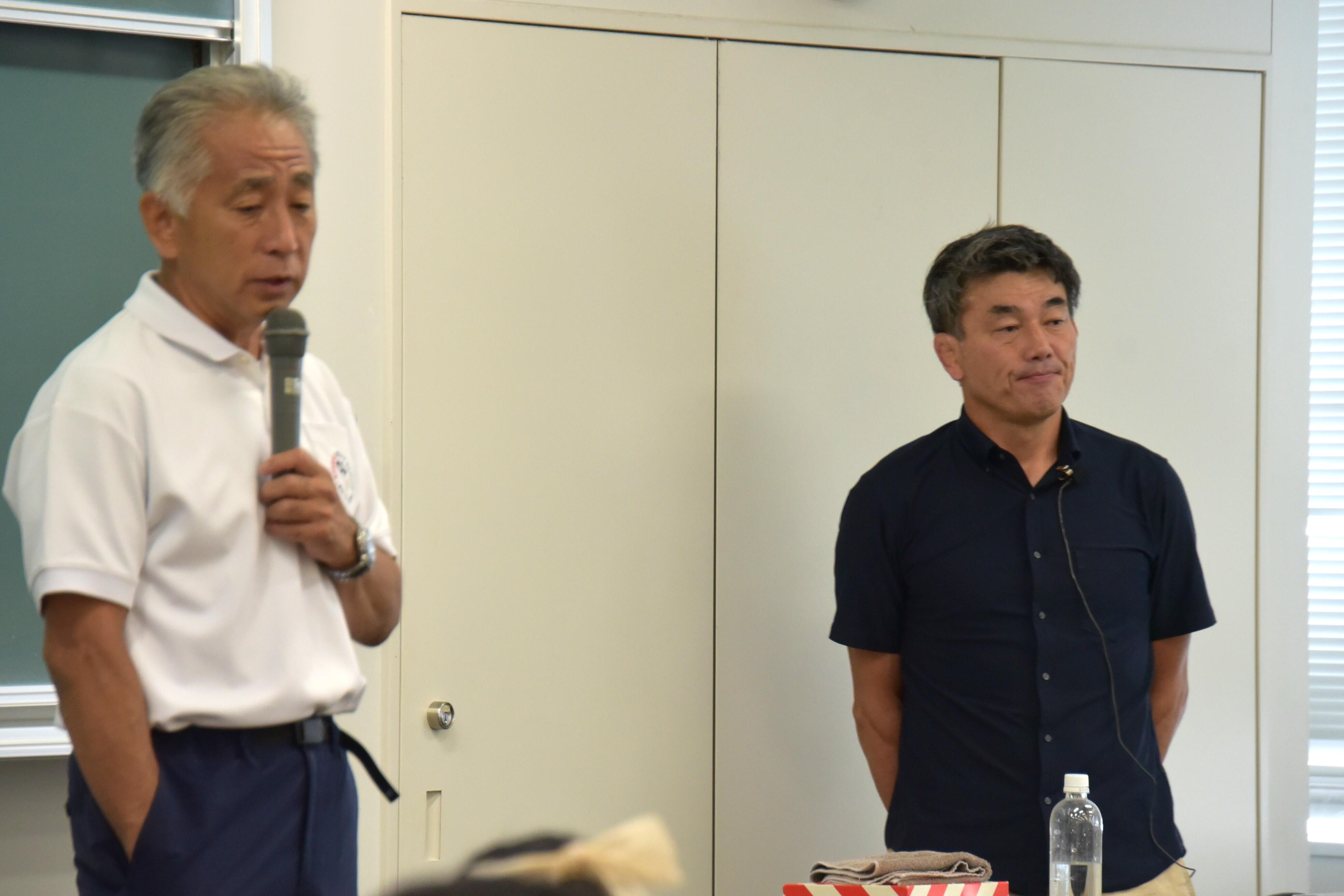 小泉准教授を紹介する梅田教授