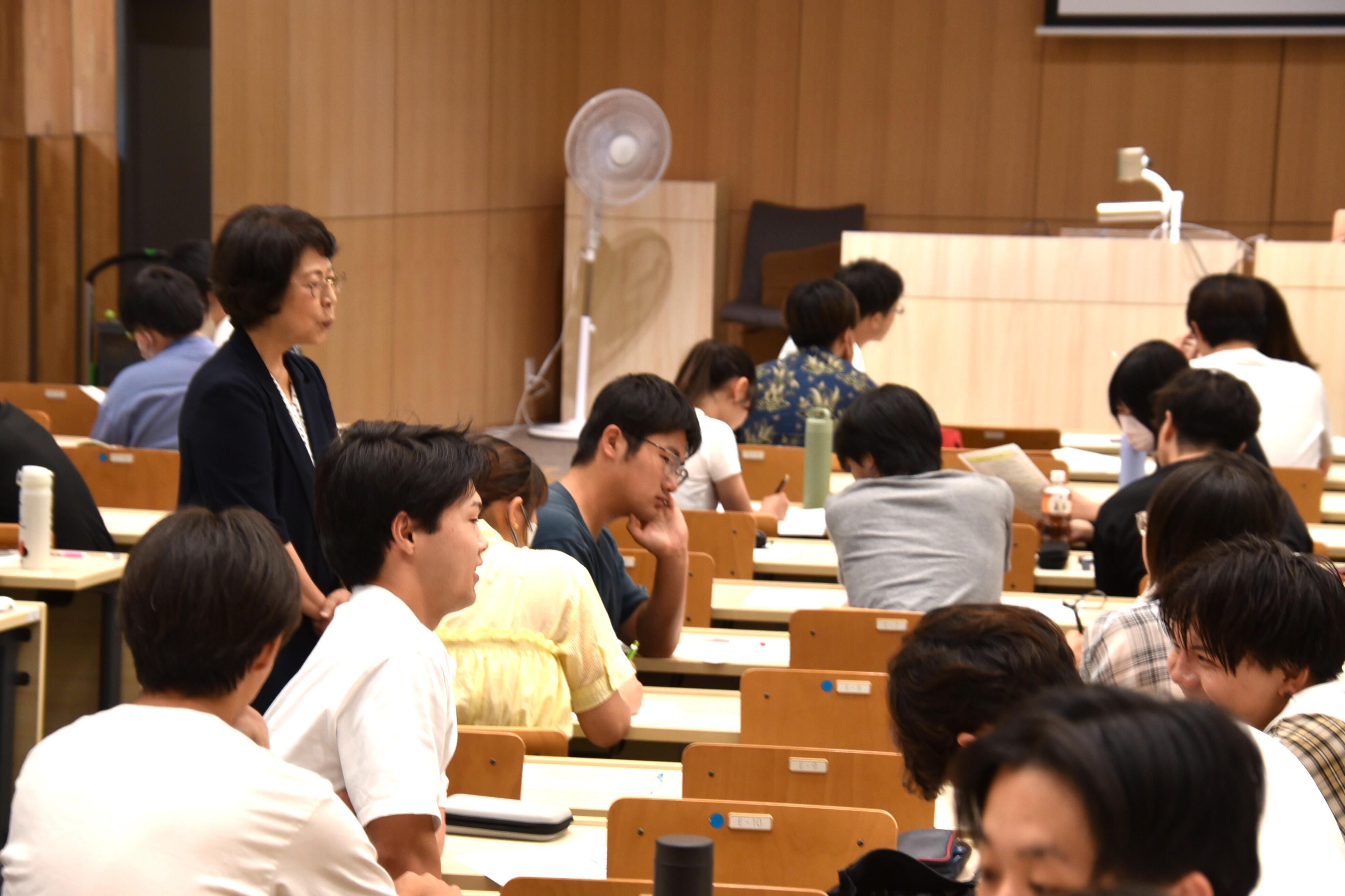 グループワークを見守る二神名誉教授