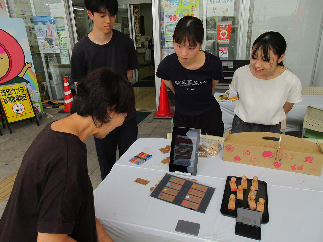スタンプの一言を選ぶ市民