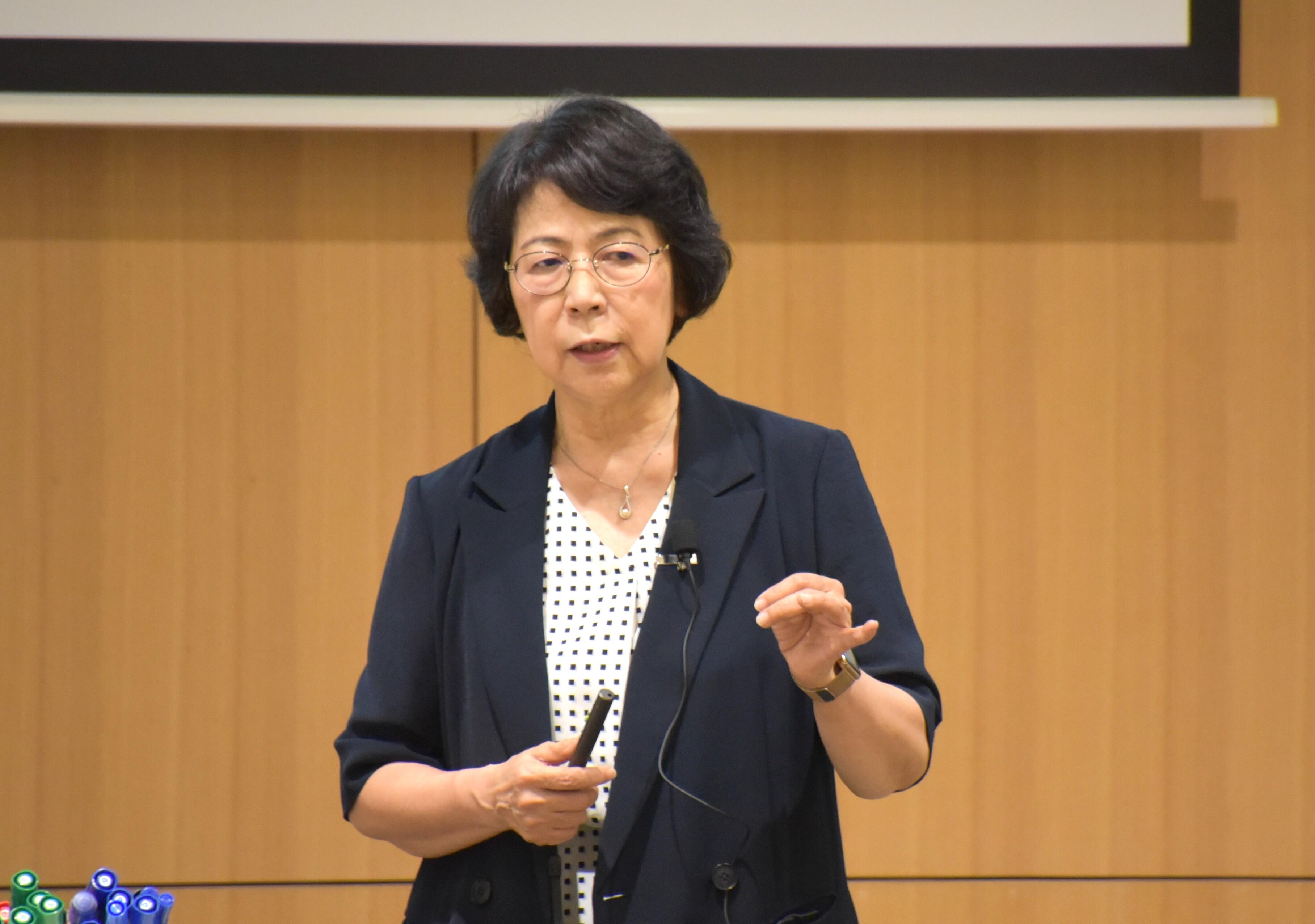 講義を行う二神名誉教授