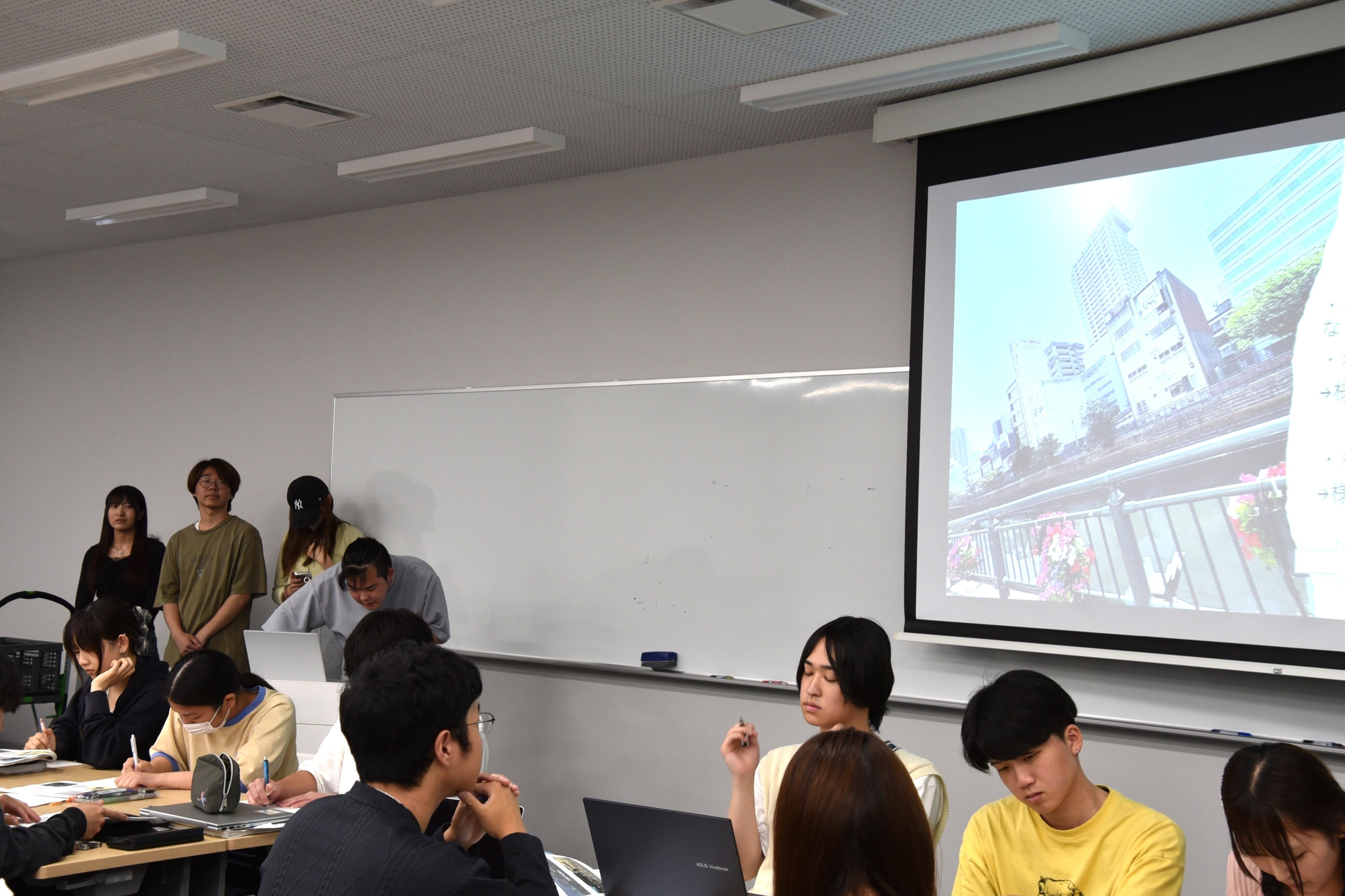 プレゼンする学生たち