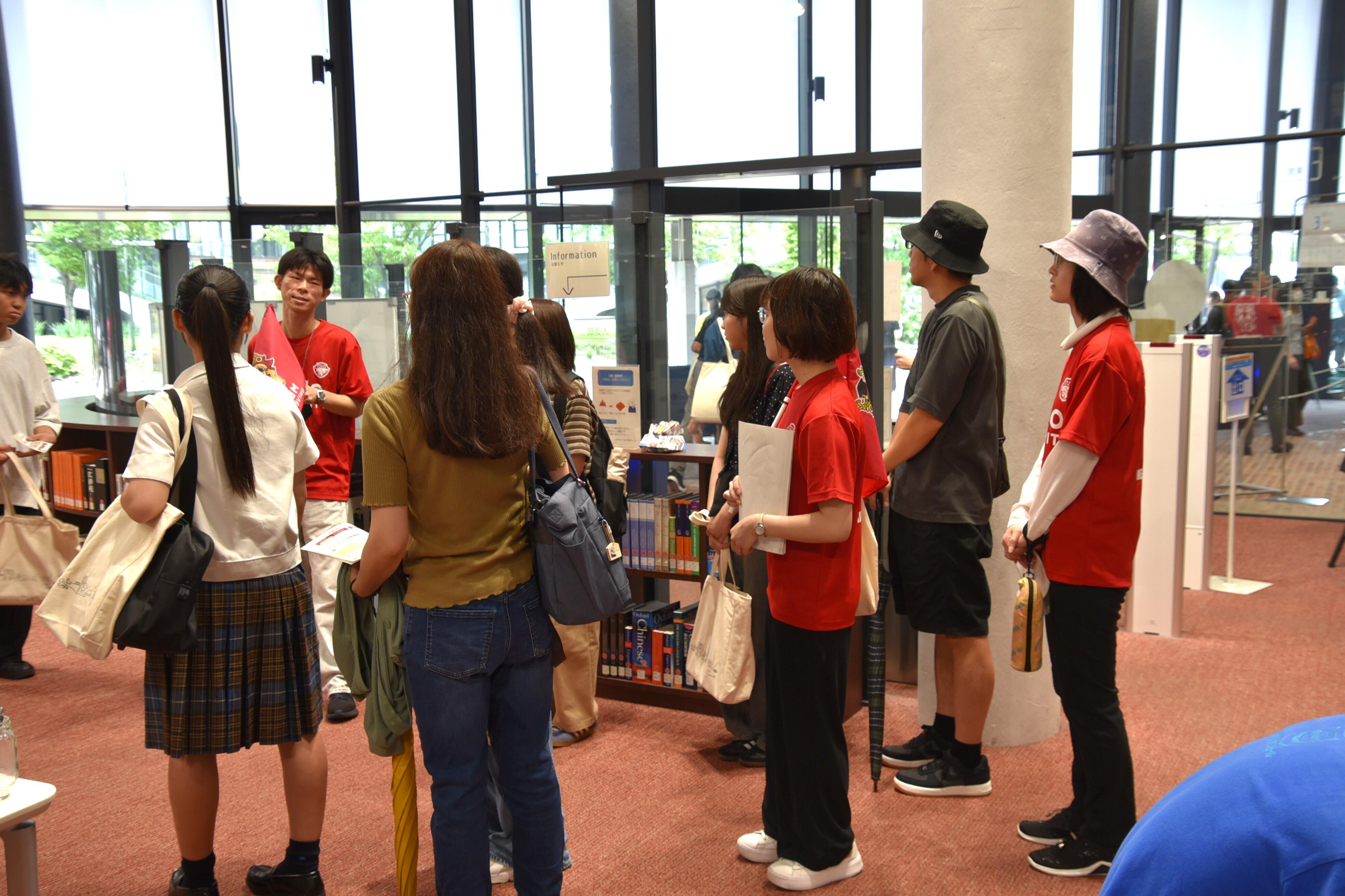 キャンパスツアーで図書館を案内
