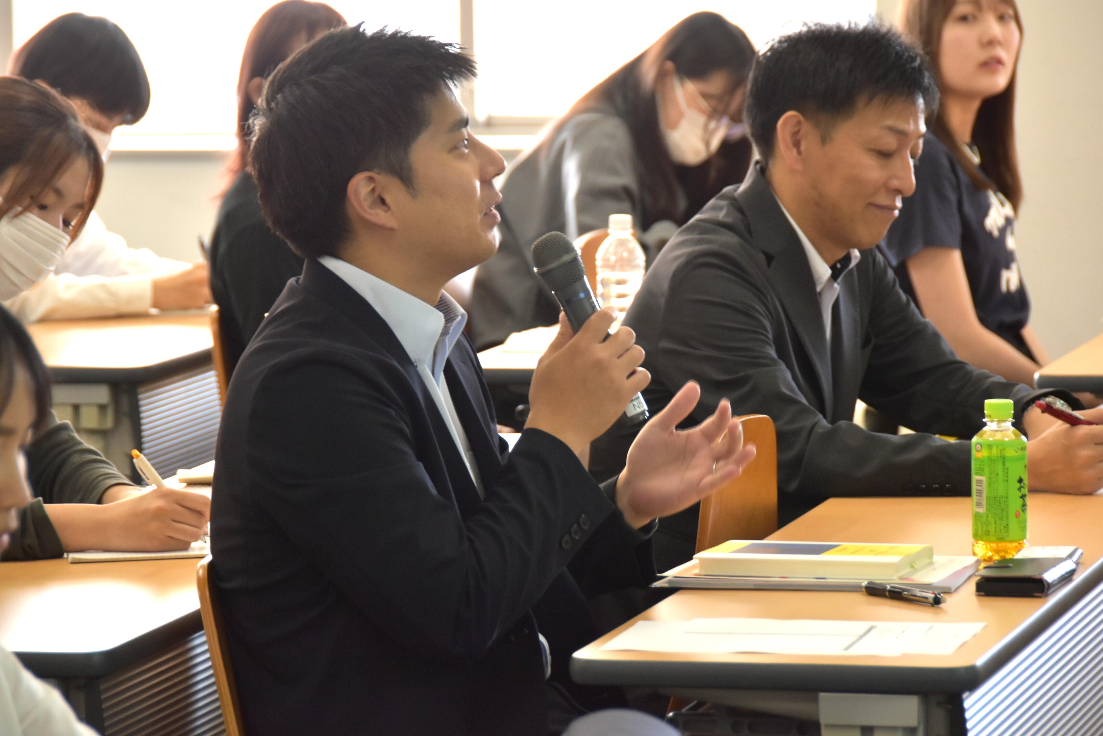 発表者に質問する脇田課長補佐