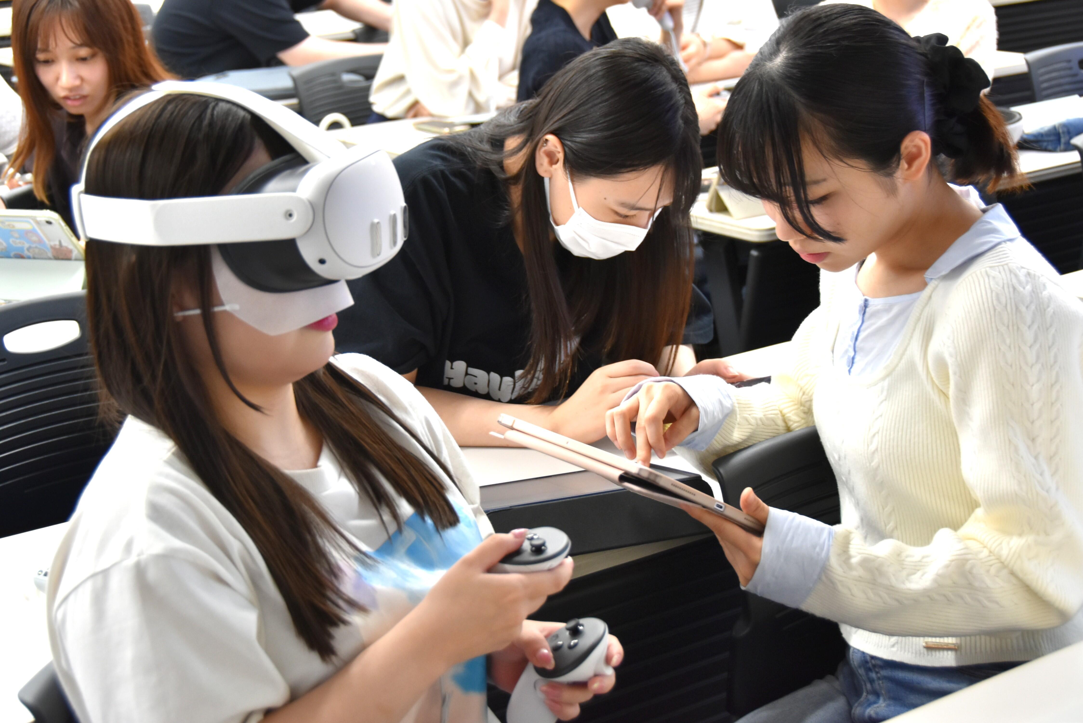 1人の学生が緊急時対応シミュレーションを実施し、周りの学生が情報提供