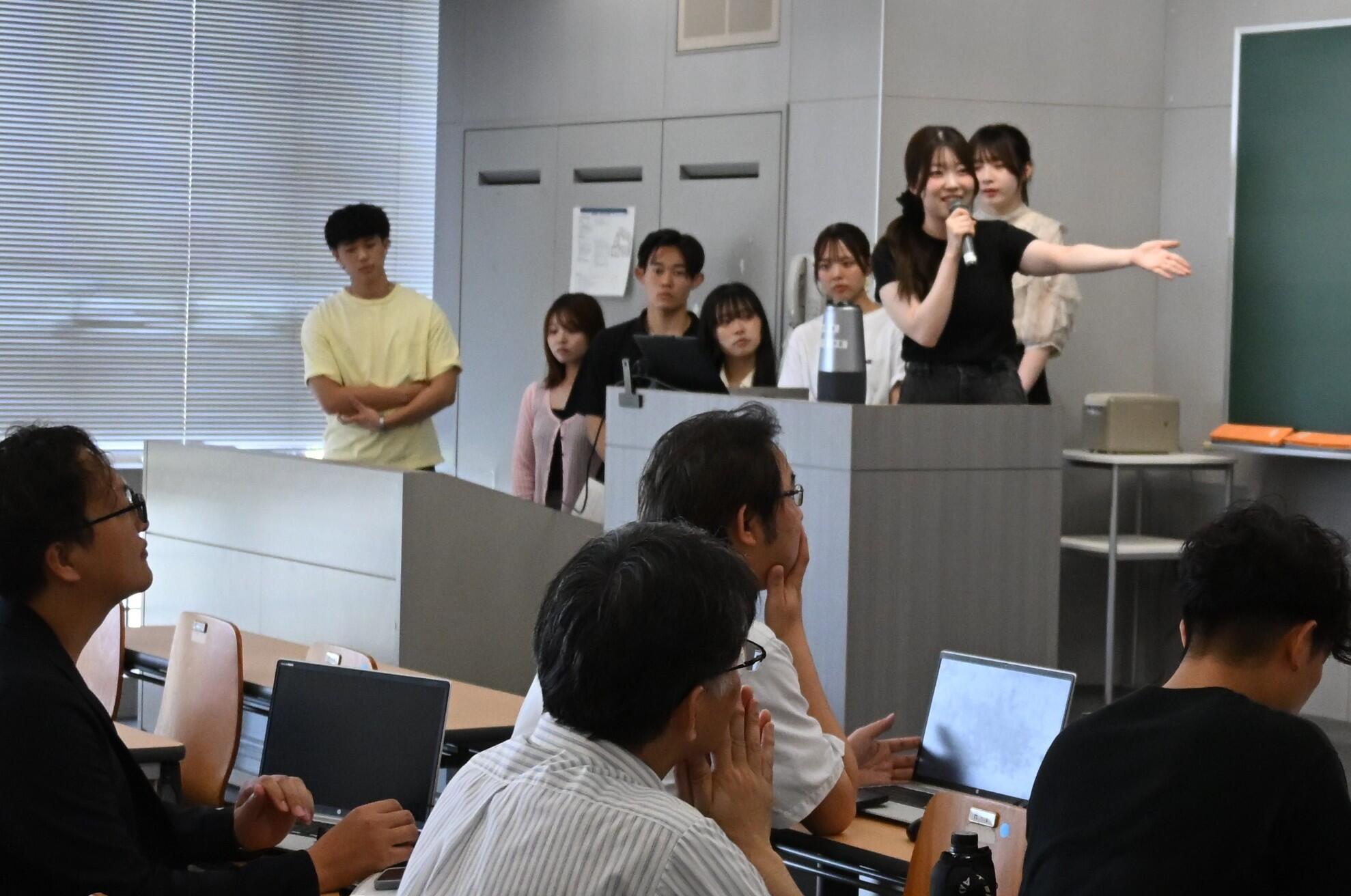 質問に答える「もちゅもちゅ」チーム