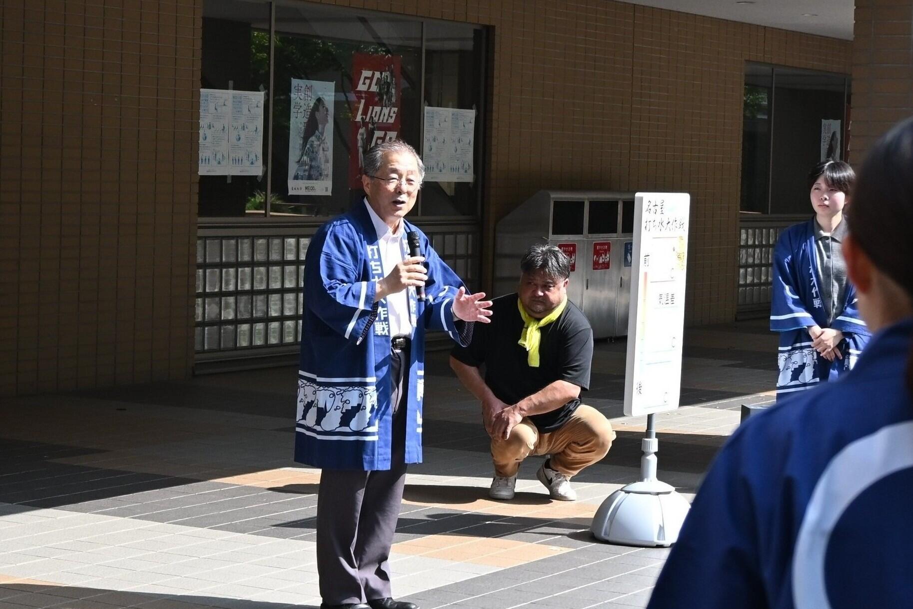 挨拶する大野副学長