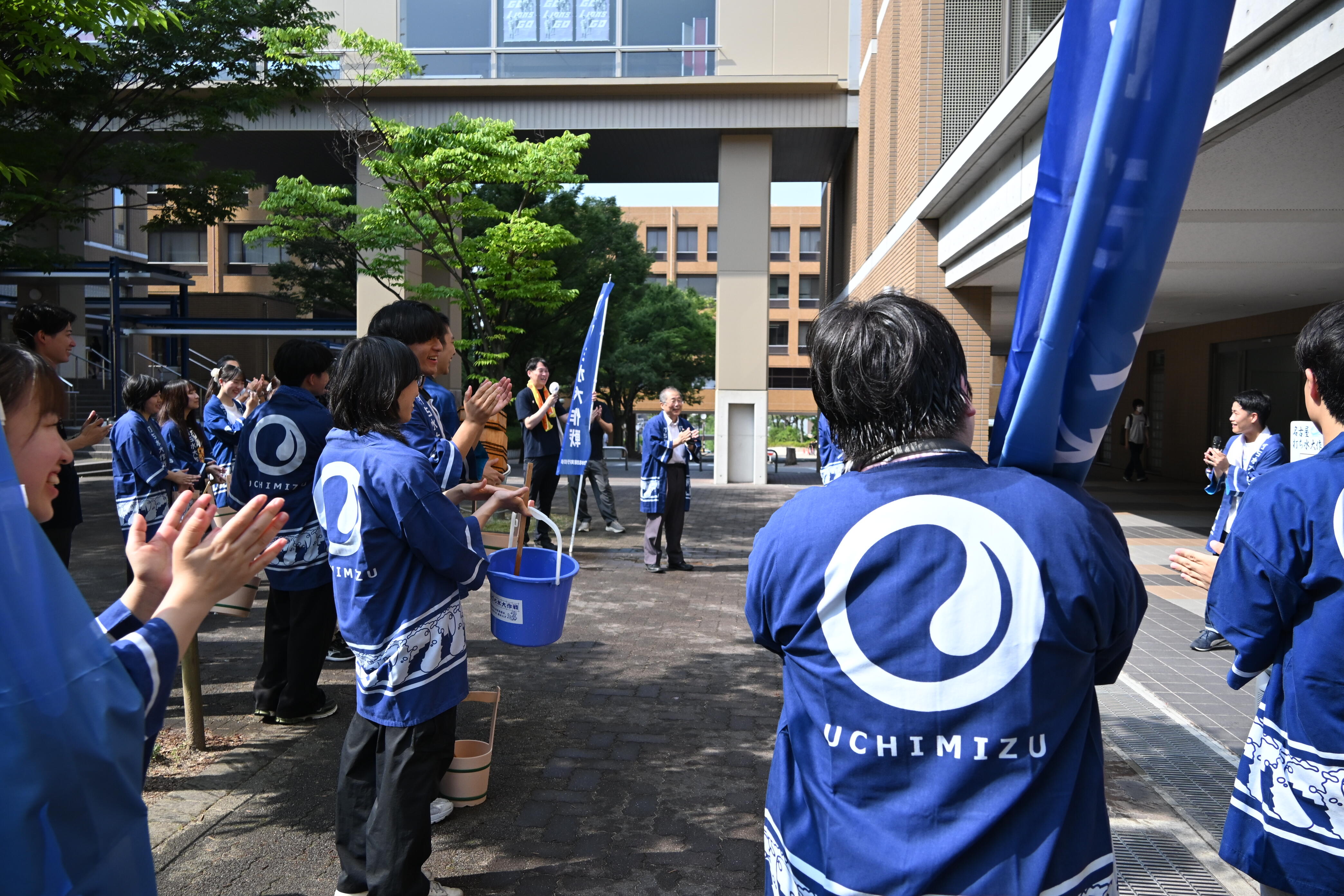 打ち水の成果を喜び合う参加者