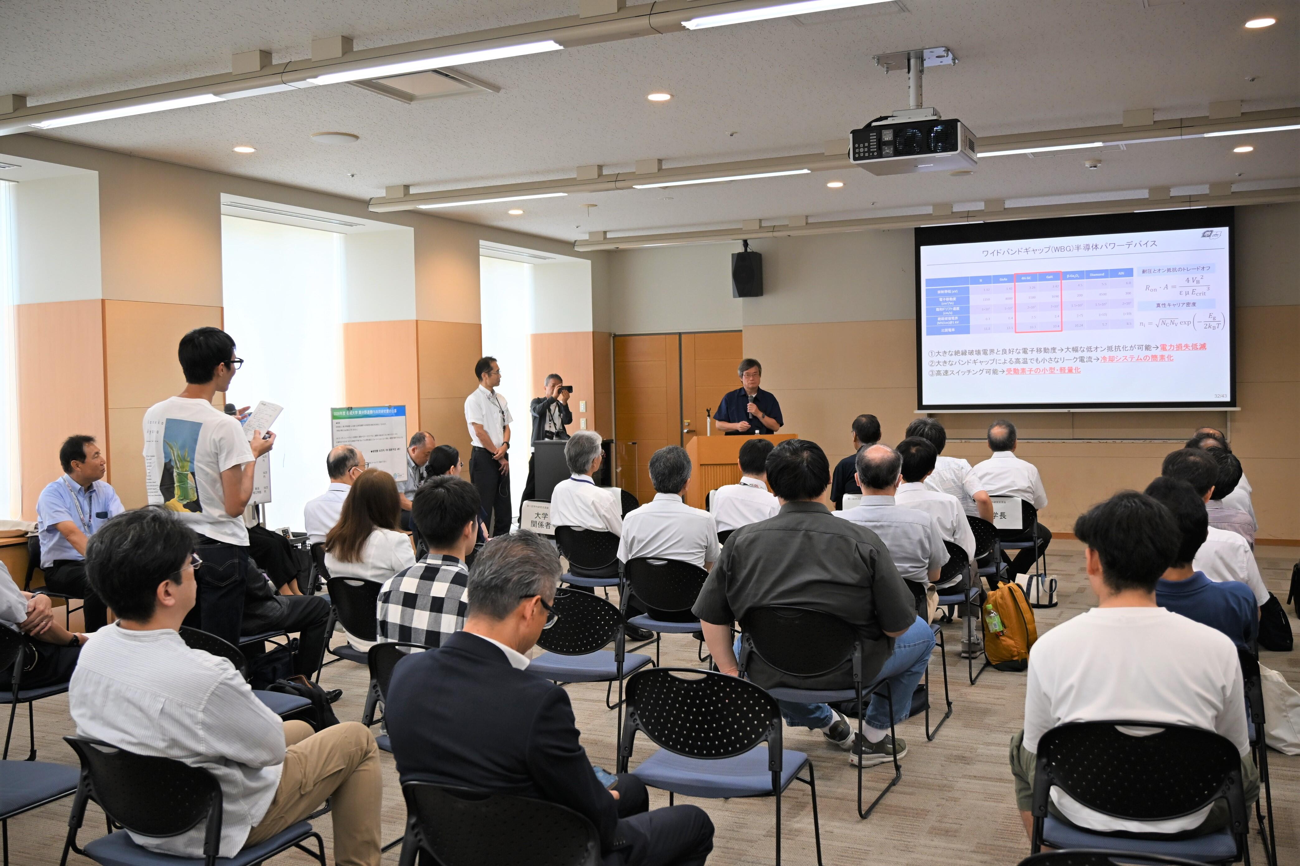 参加者からの質問に答える天野教授