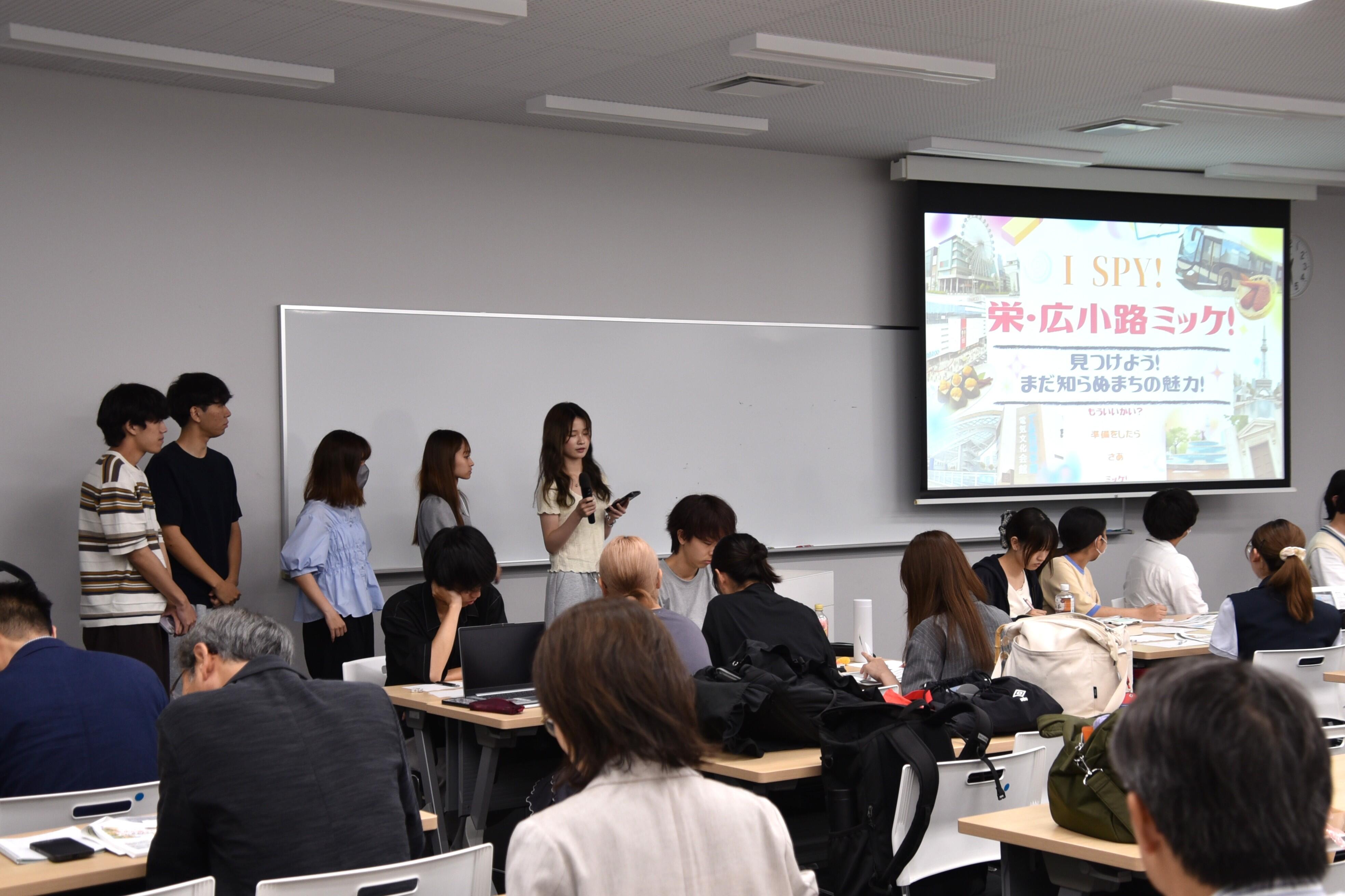 成果を発表する学生たち