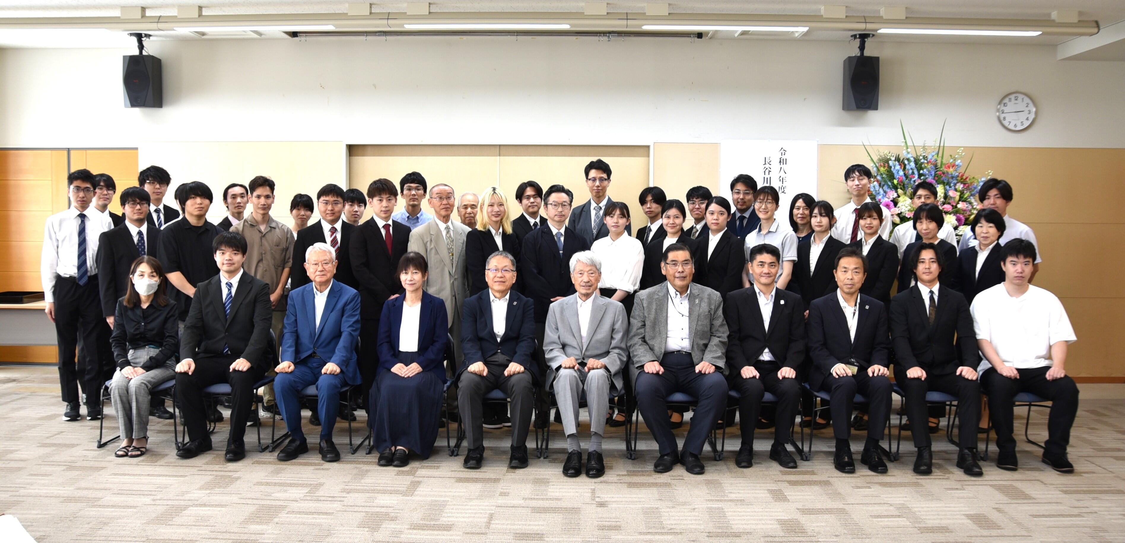 長谷川顧問を囲んで記念撮影
