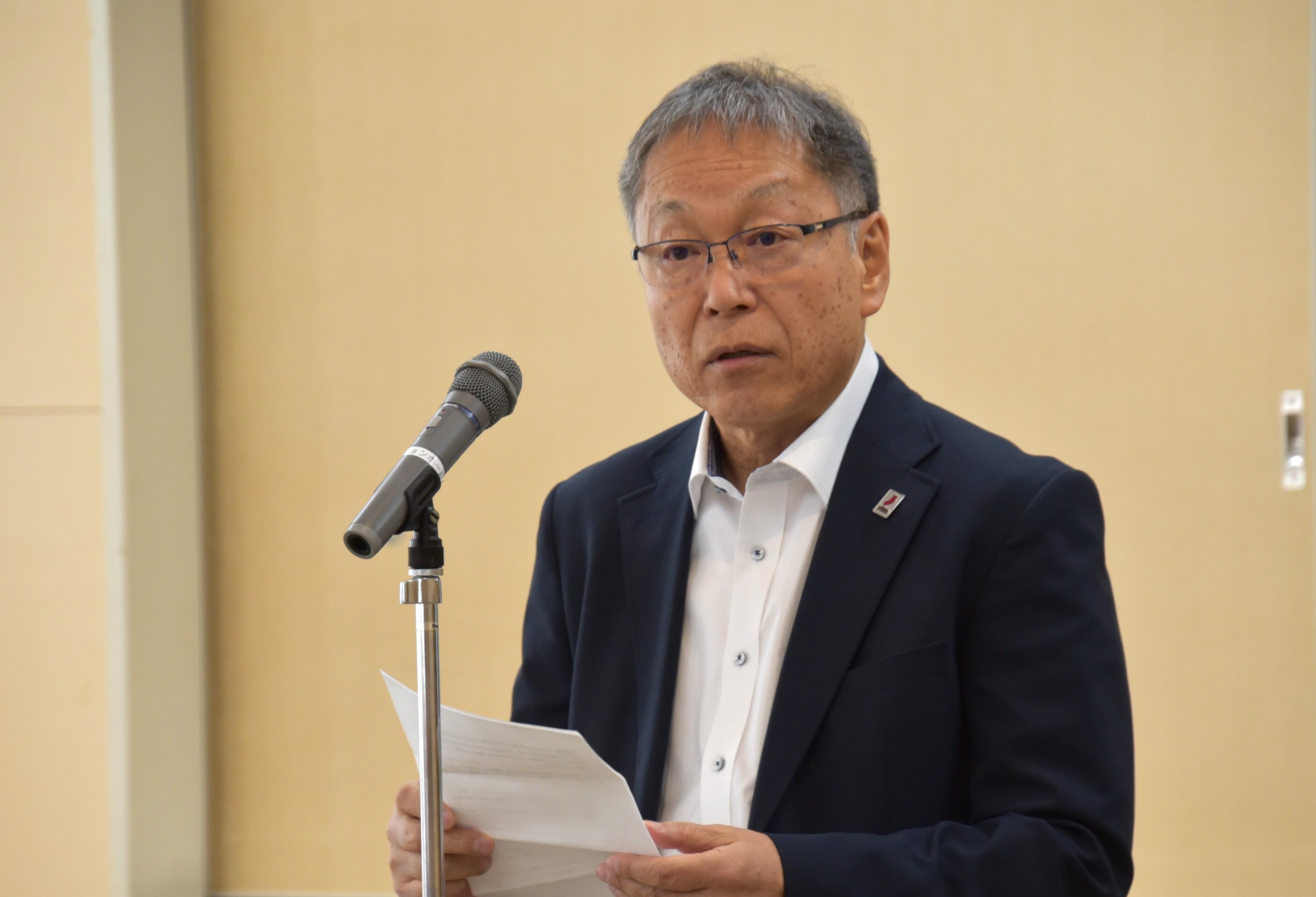 あいさつする野口学長