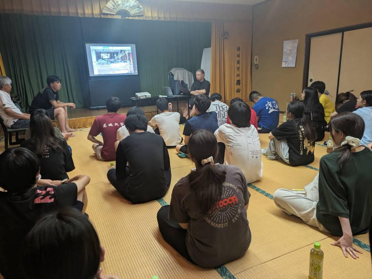村上さんの講話を聴く