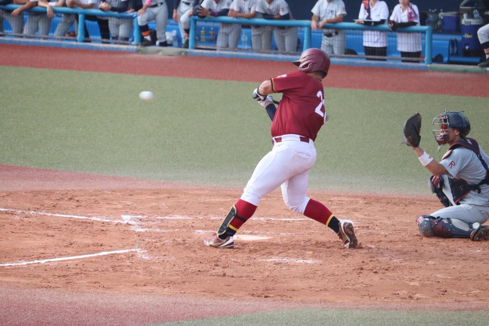 先制タイムリーを放つ宇野選手