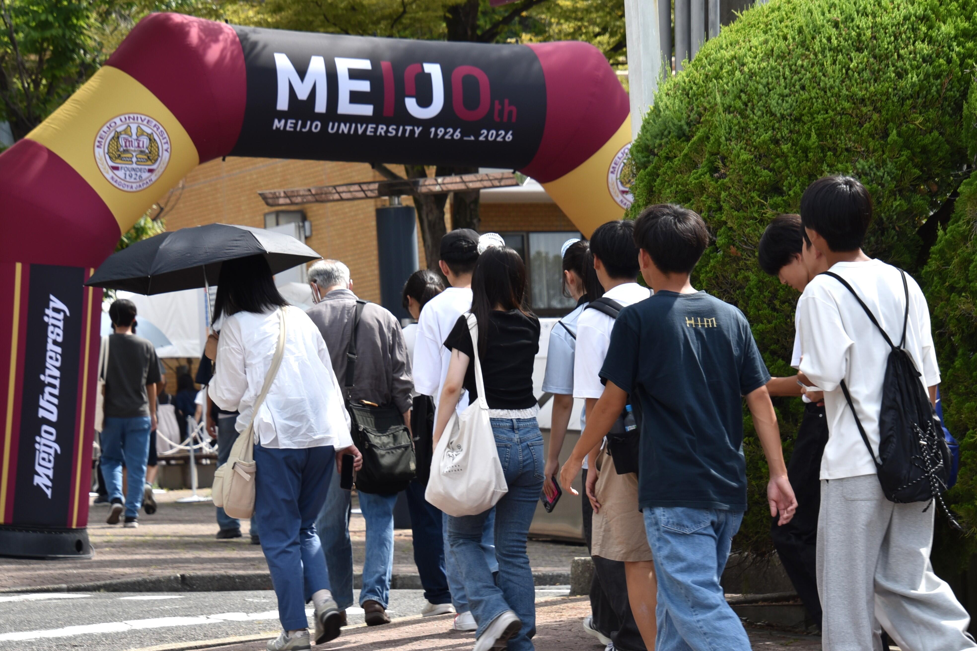 続々と訪れる来場者