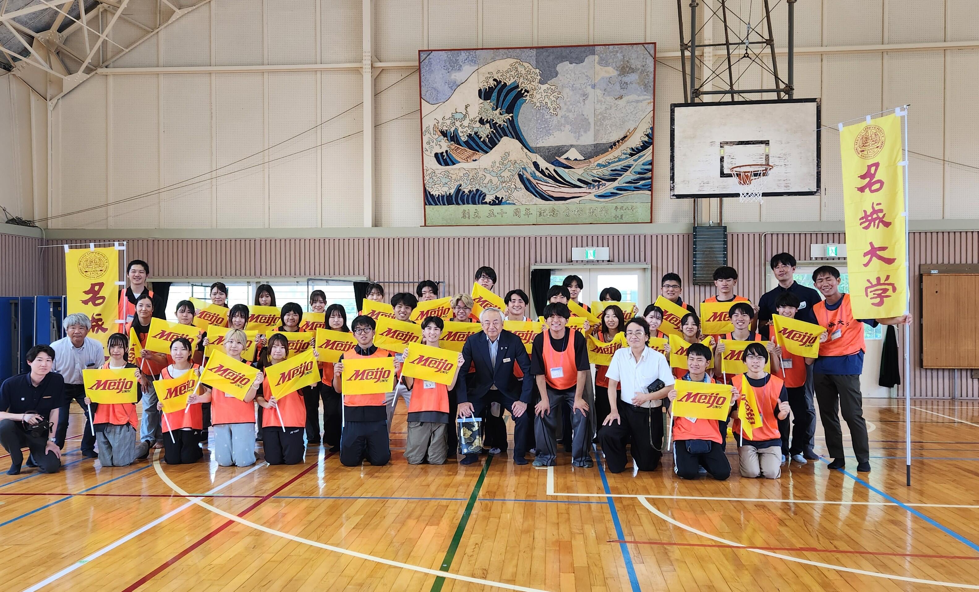 気仙沼市の菅原市長を囲んで記念撮影する学生ら