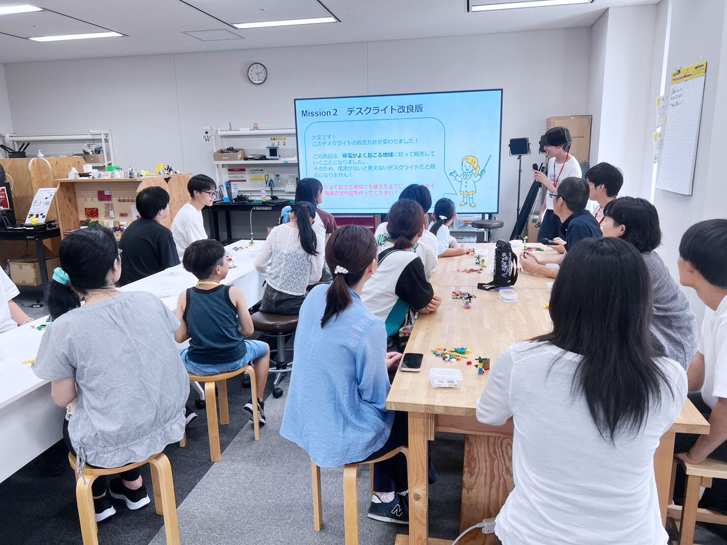 参加した高校生に向けて学生が説明