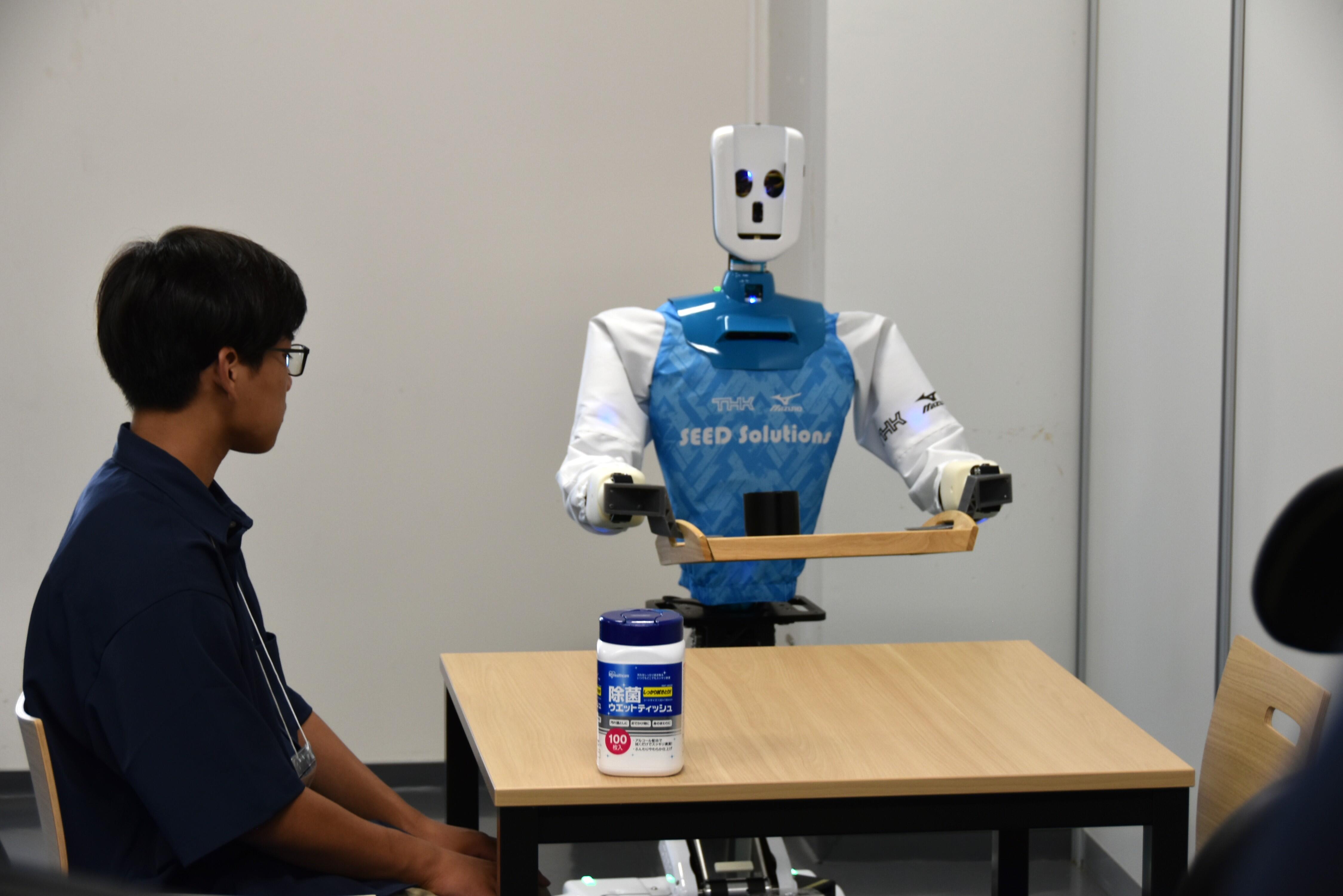 カフェに見立てた場所で珈琲を運ぶロボット