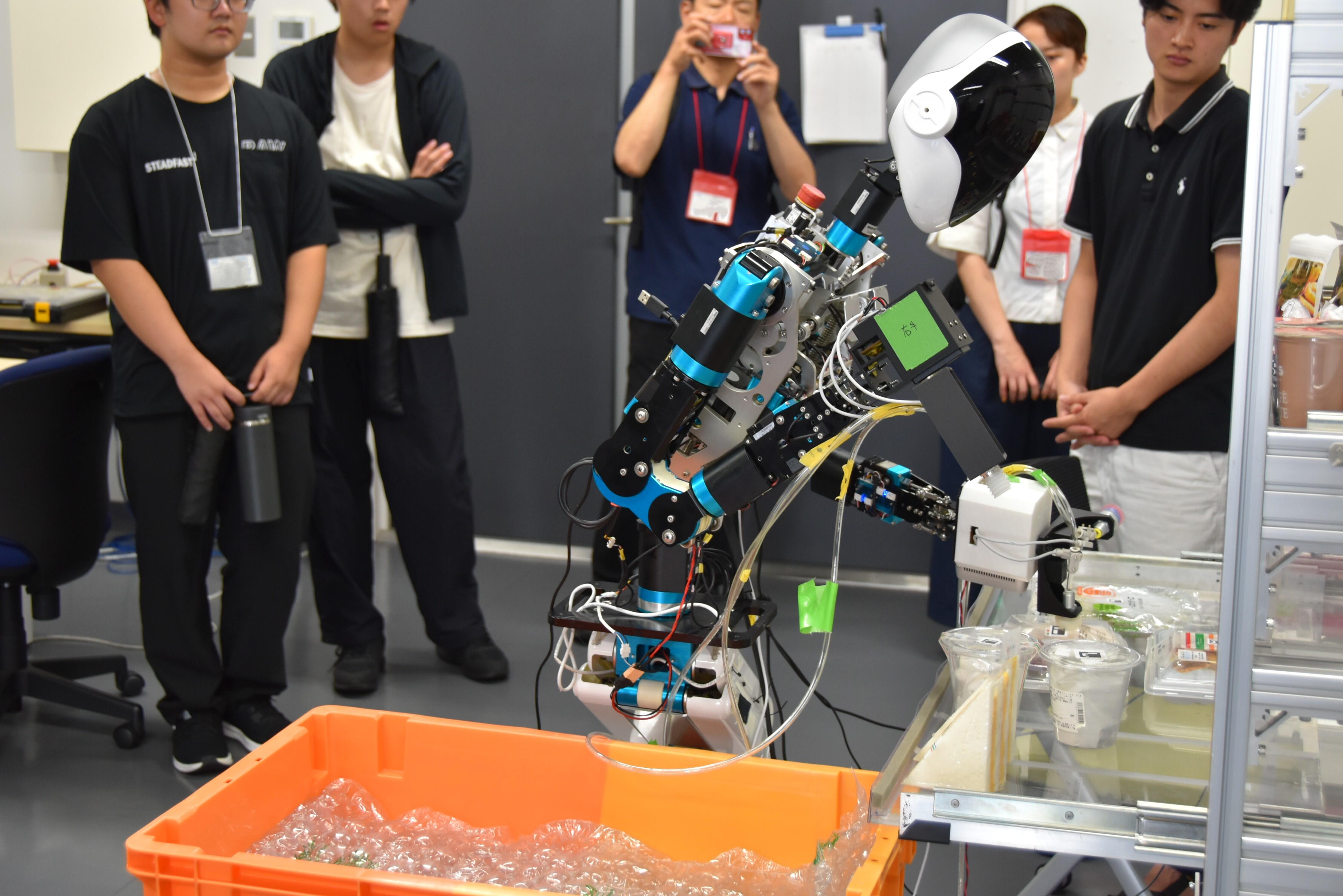 コンビニで活用が見込まれる陳列ロボット