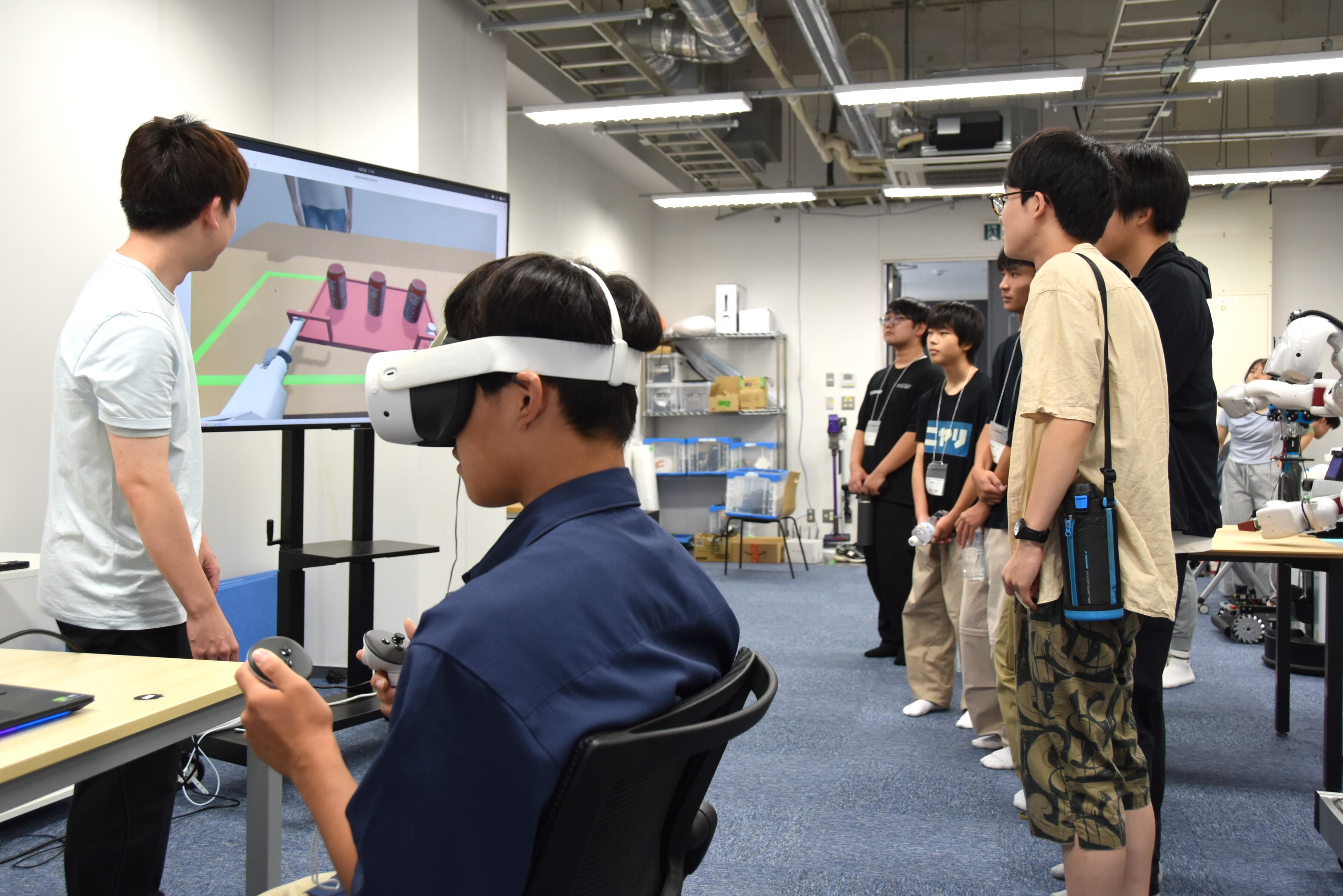 VRゴーグルを付けて体験する参加高校生