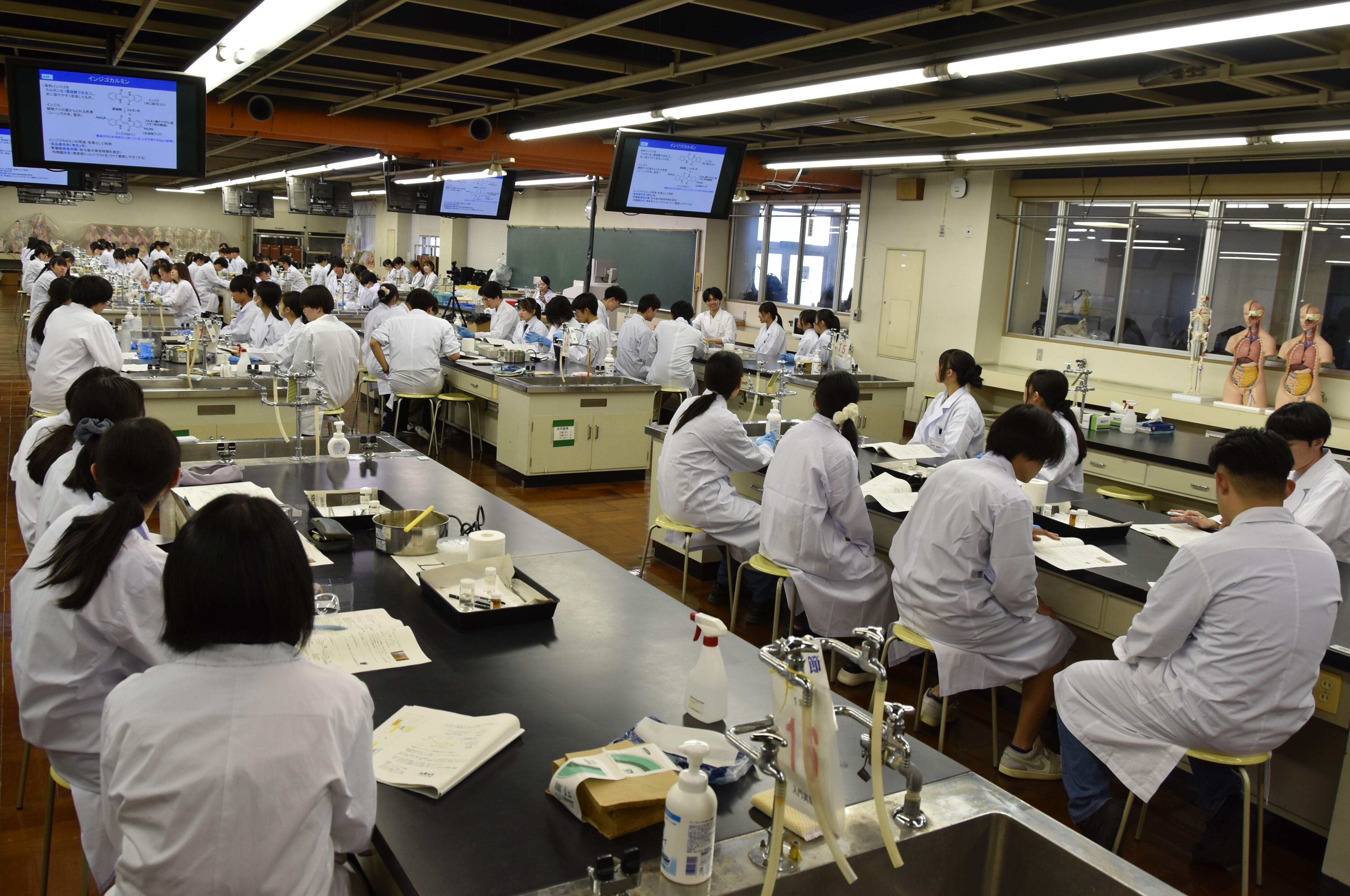 武永准教授から２つ目の実験の説明を受ける受講生