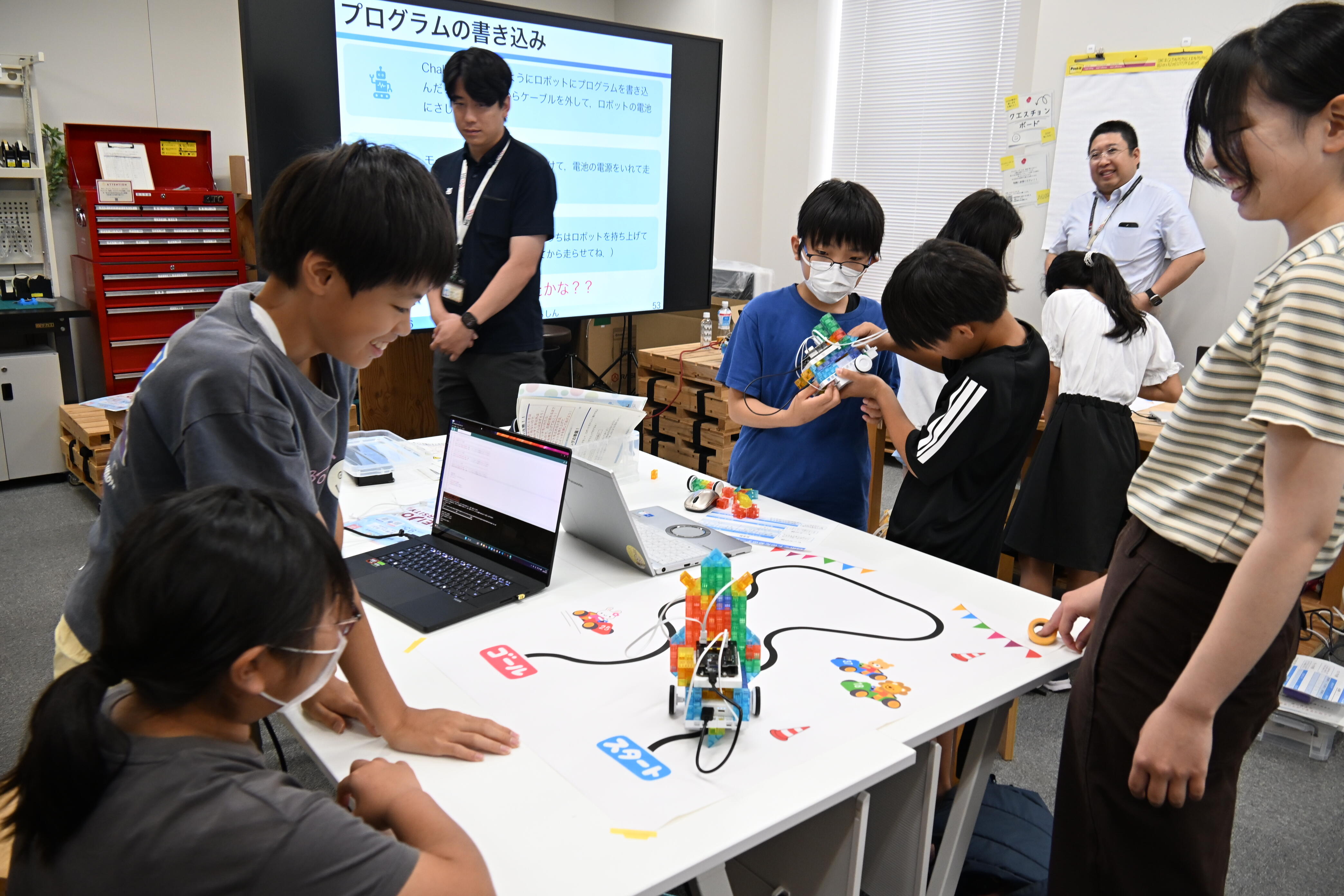 正しいプログラミングでロボットが黒いライン上を正確に蛇行