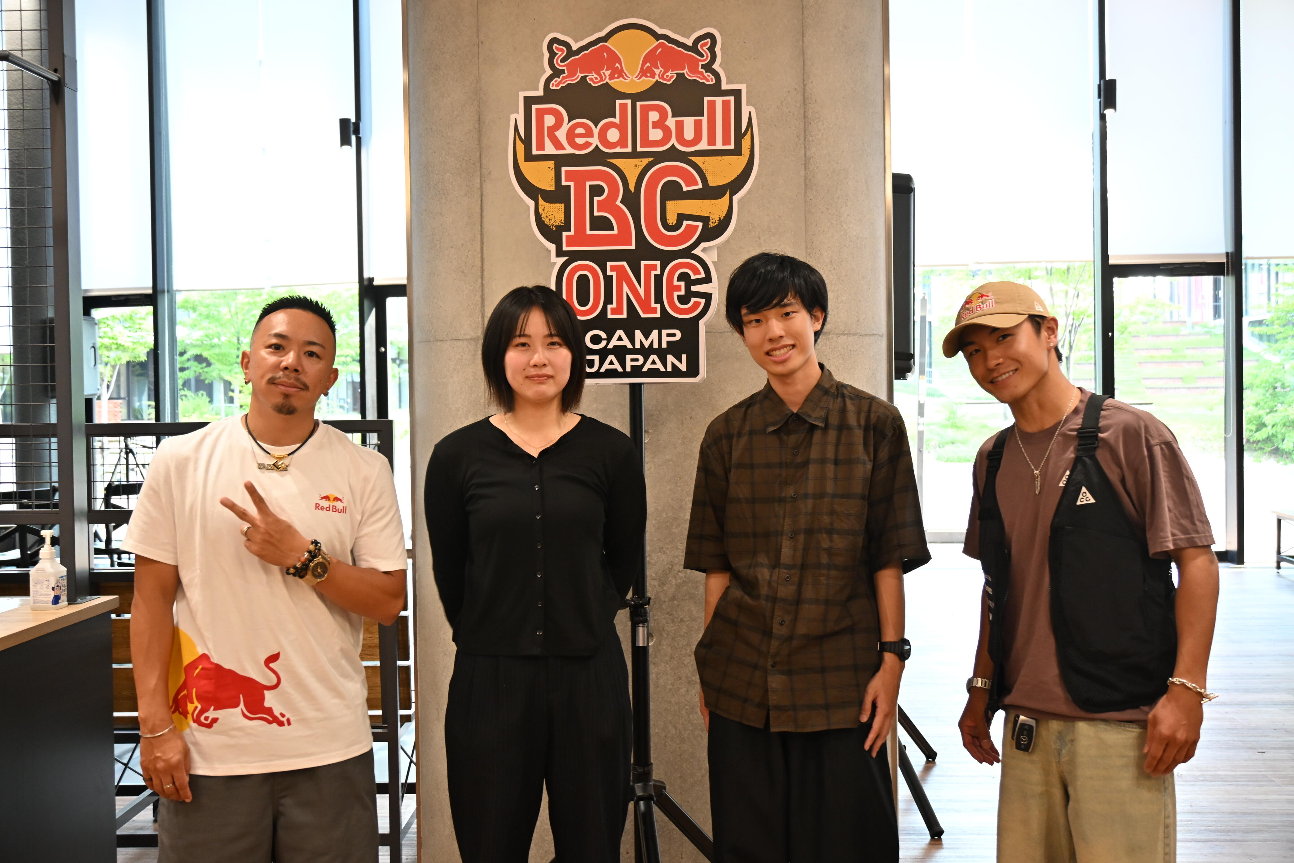 企画運営を担当した学生らとTaisukeさん、Shigekixさん