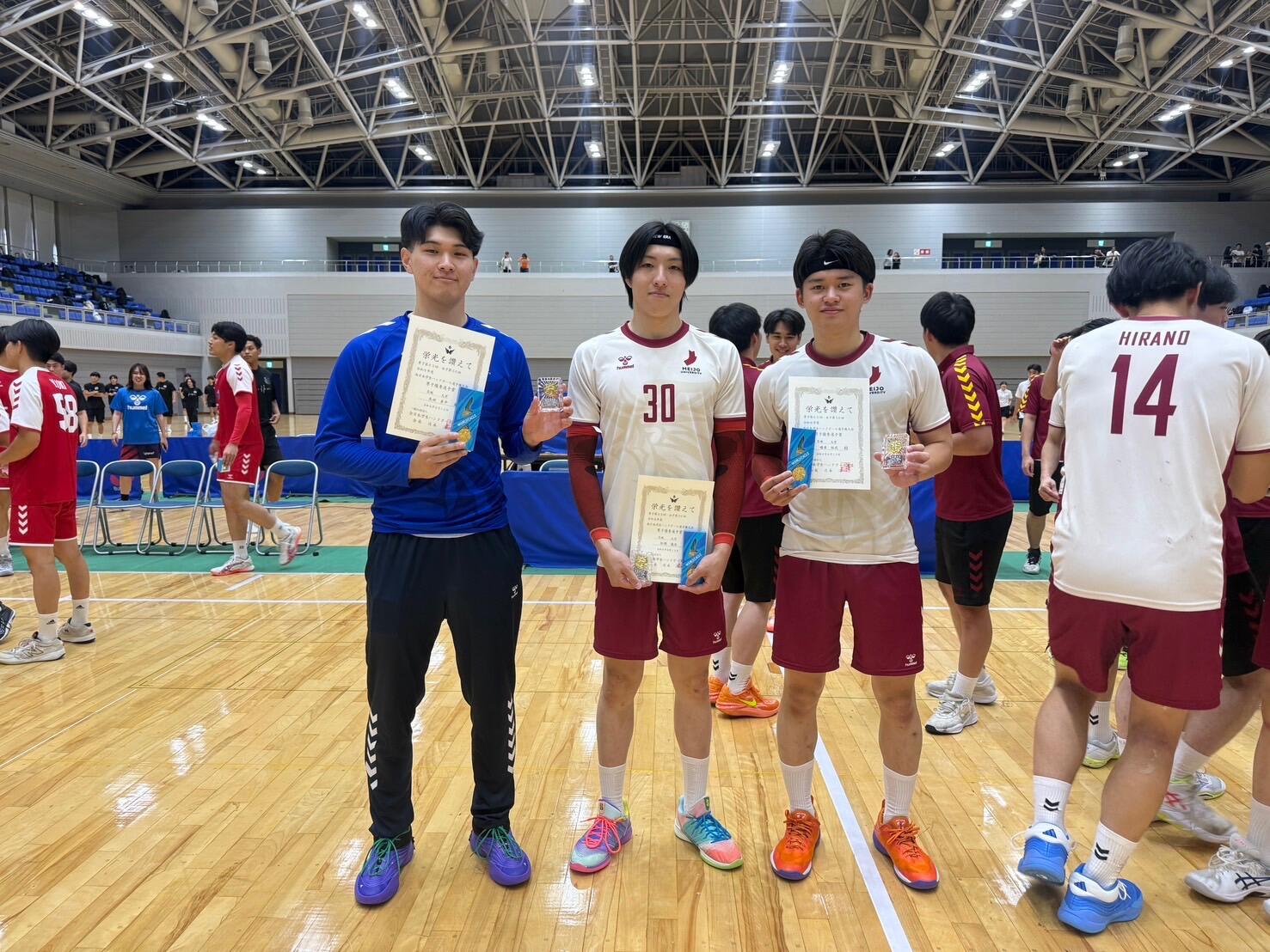 左から、優秀選手：GK 米田昇平（法学部4年） 優秀選手：CP 松岡凌汰（法学部4年） 優秀選手：CP 幡東佑成（法学部3年） 