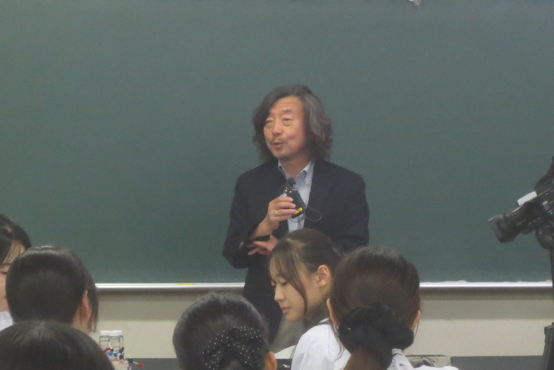 閉会式で挨拶する灘井入学センター長