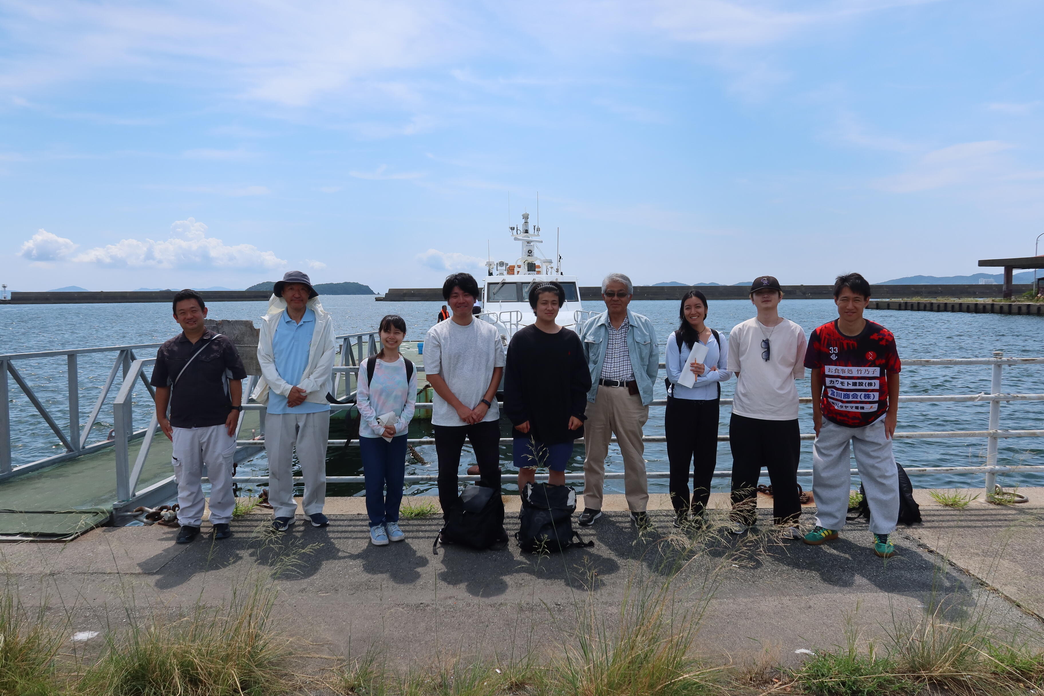 船舶「しおさい」の前での集合写真
