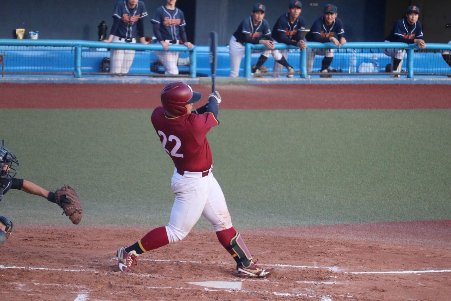 先制タイムリーを放つ宇野選手