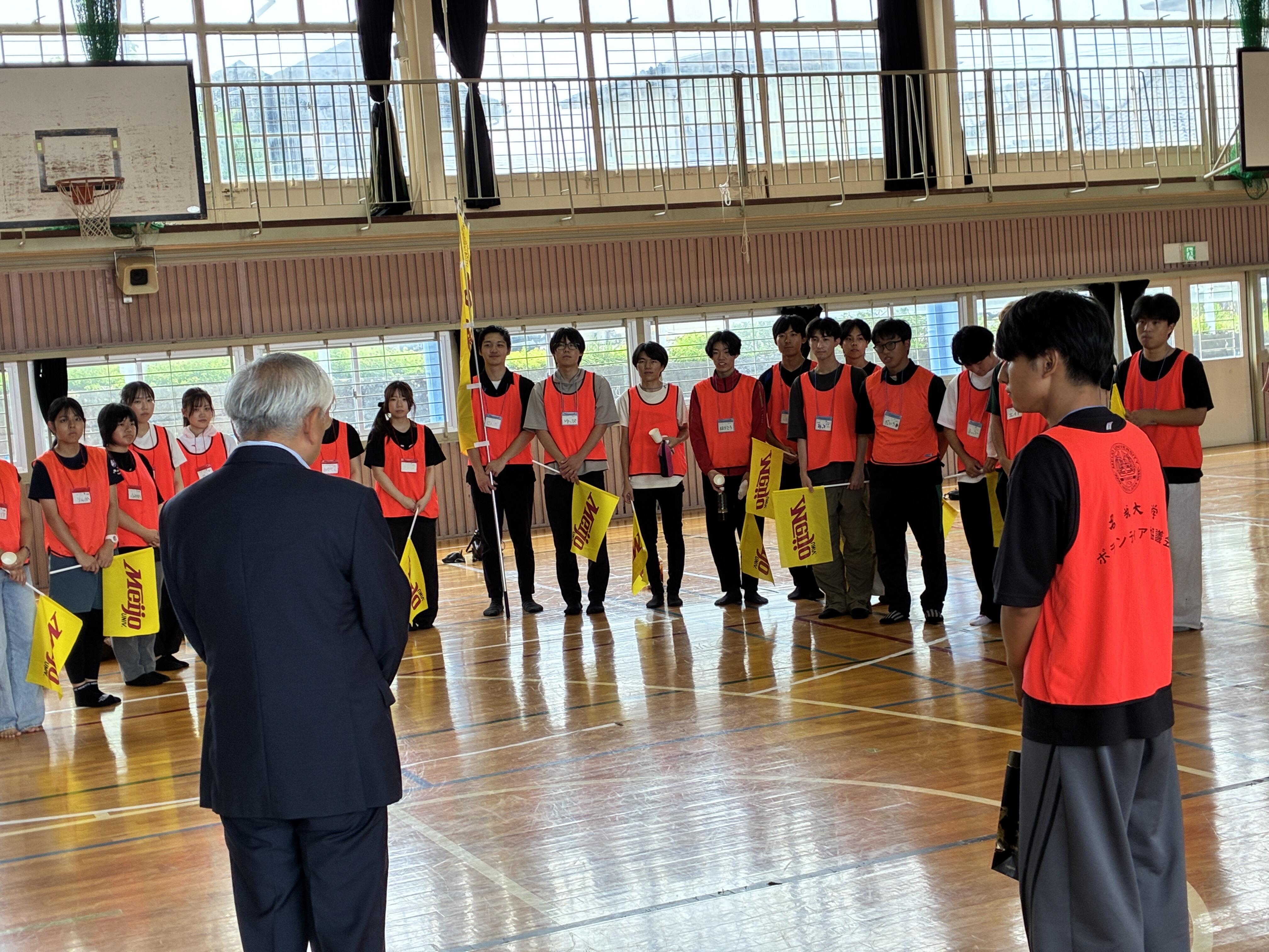 菅原市長から激励を受ける学生たち