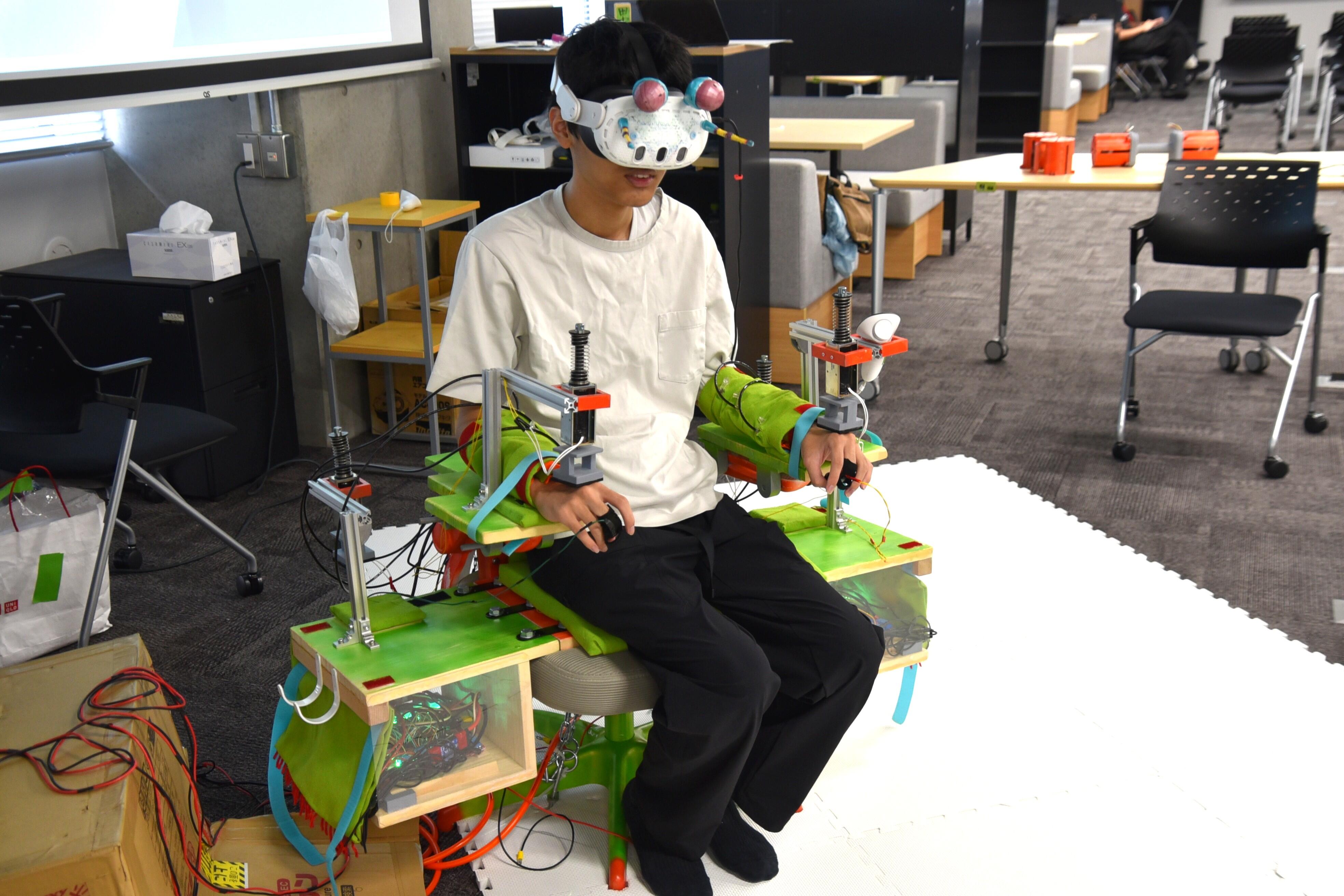 情報工学部の学生が制作したVRシステム「シャコパンチ」を体験する高校生