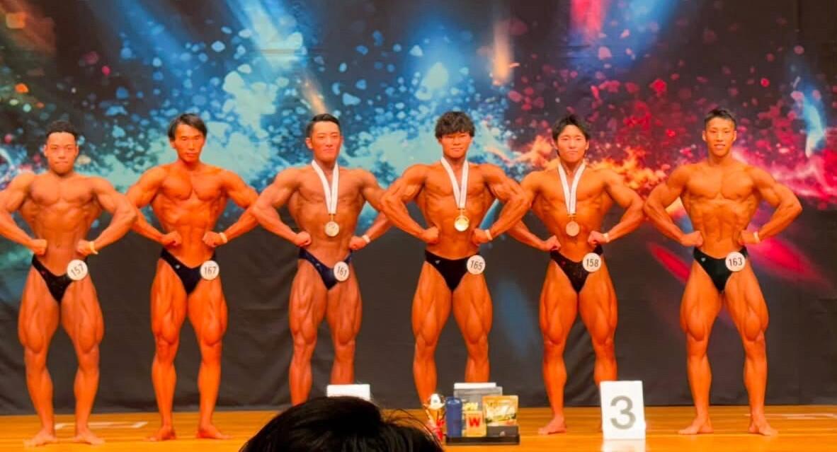 「第38回日本ジュニア男子ボディビル選手権大会」75㎏超級で優勝した久野選手（右から３人目）