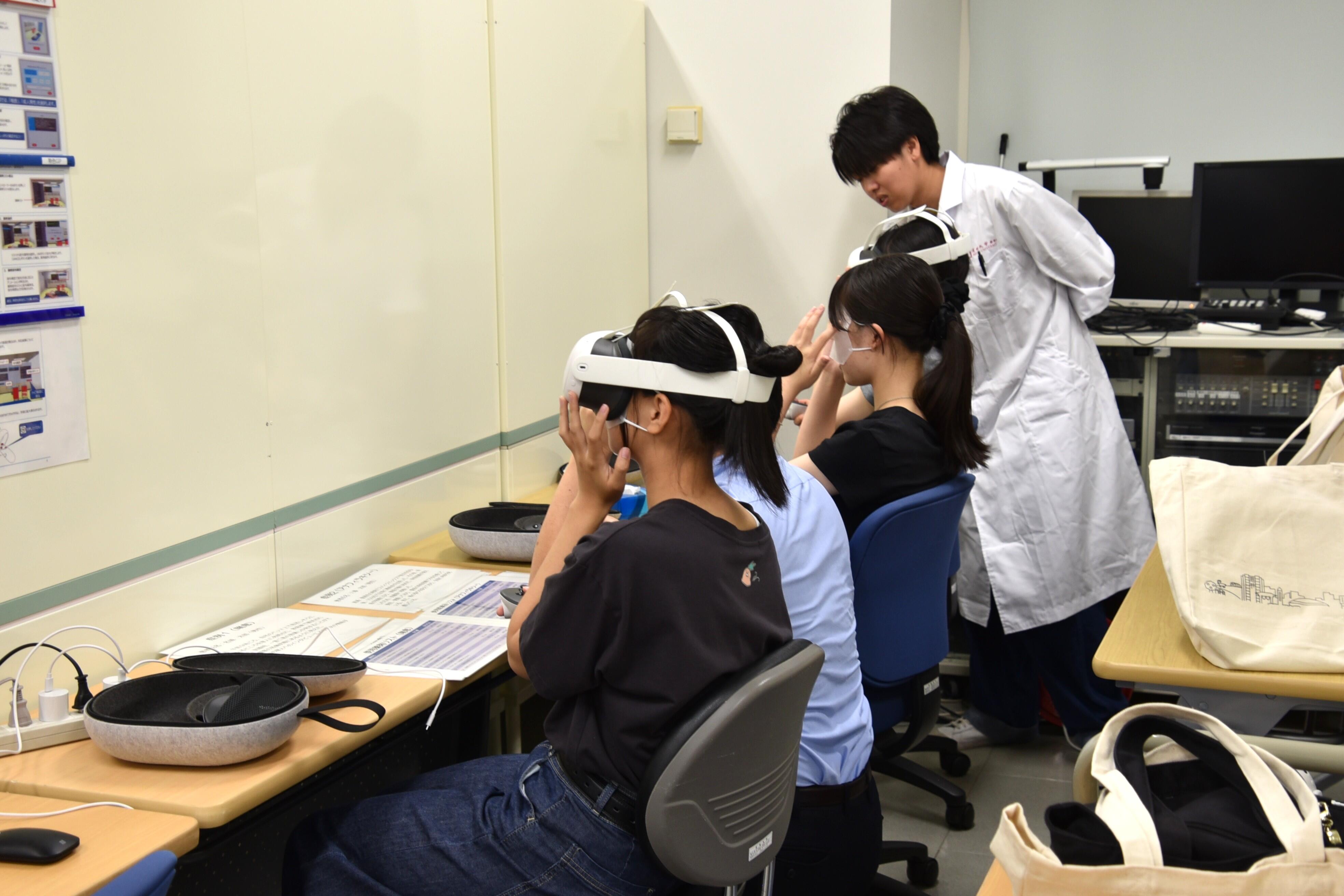 薬学部のVRを用いた対応シミュレーションシステムを体験