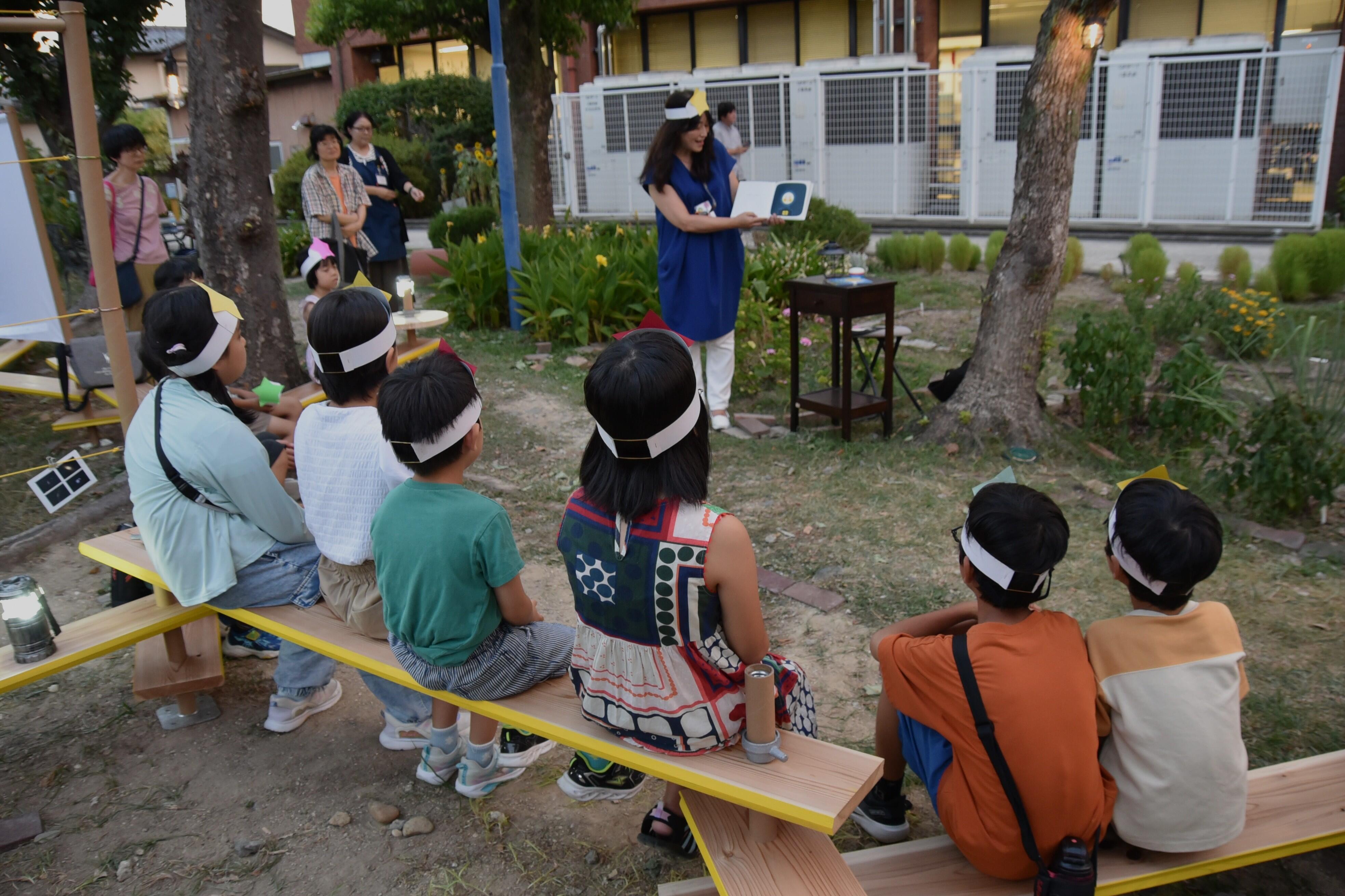 読み聞かせをする大仲館長