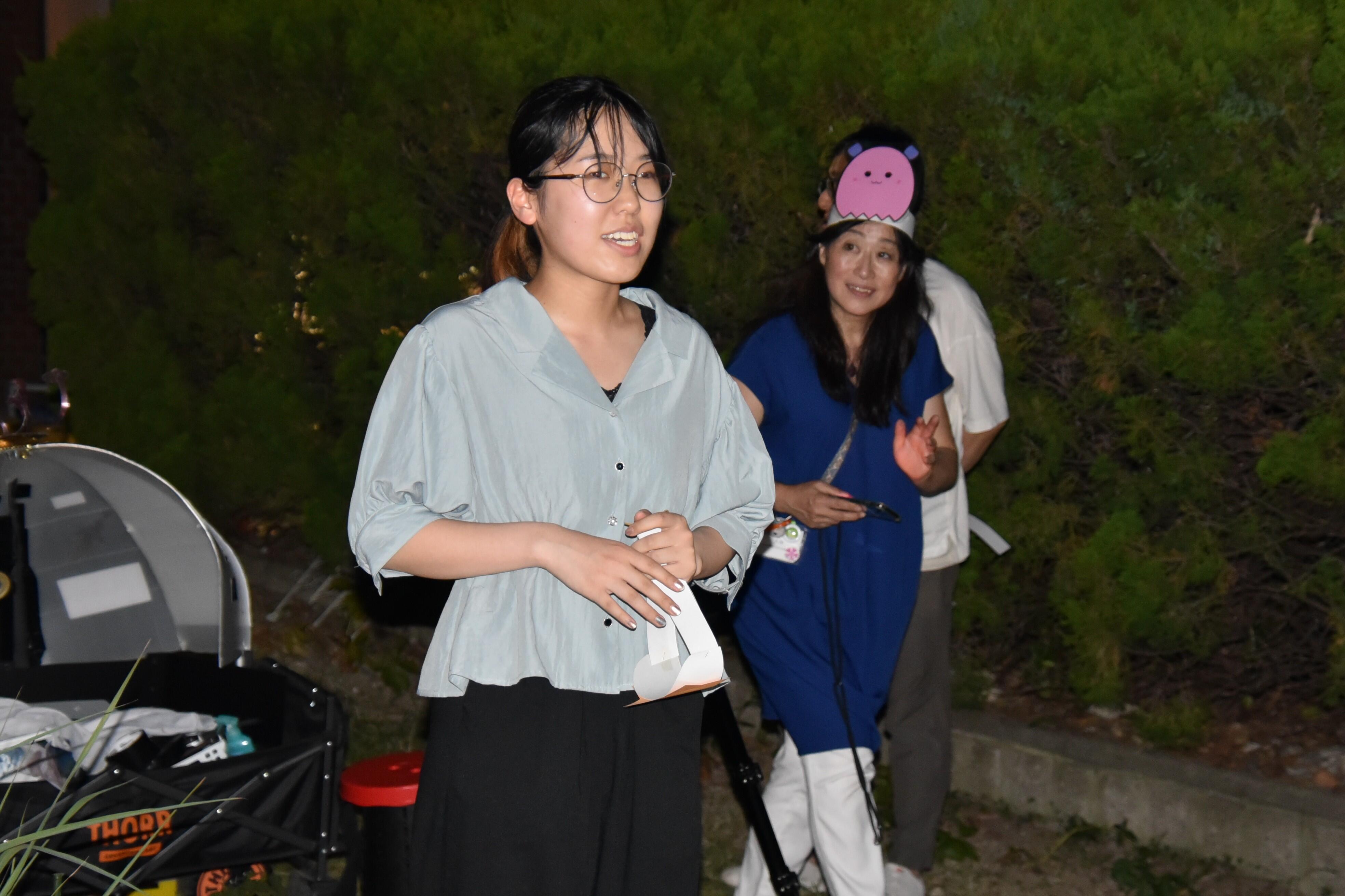 参加者に「短い時間ですが、楽しんでください」と呼び掛ける樅山さん
