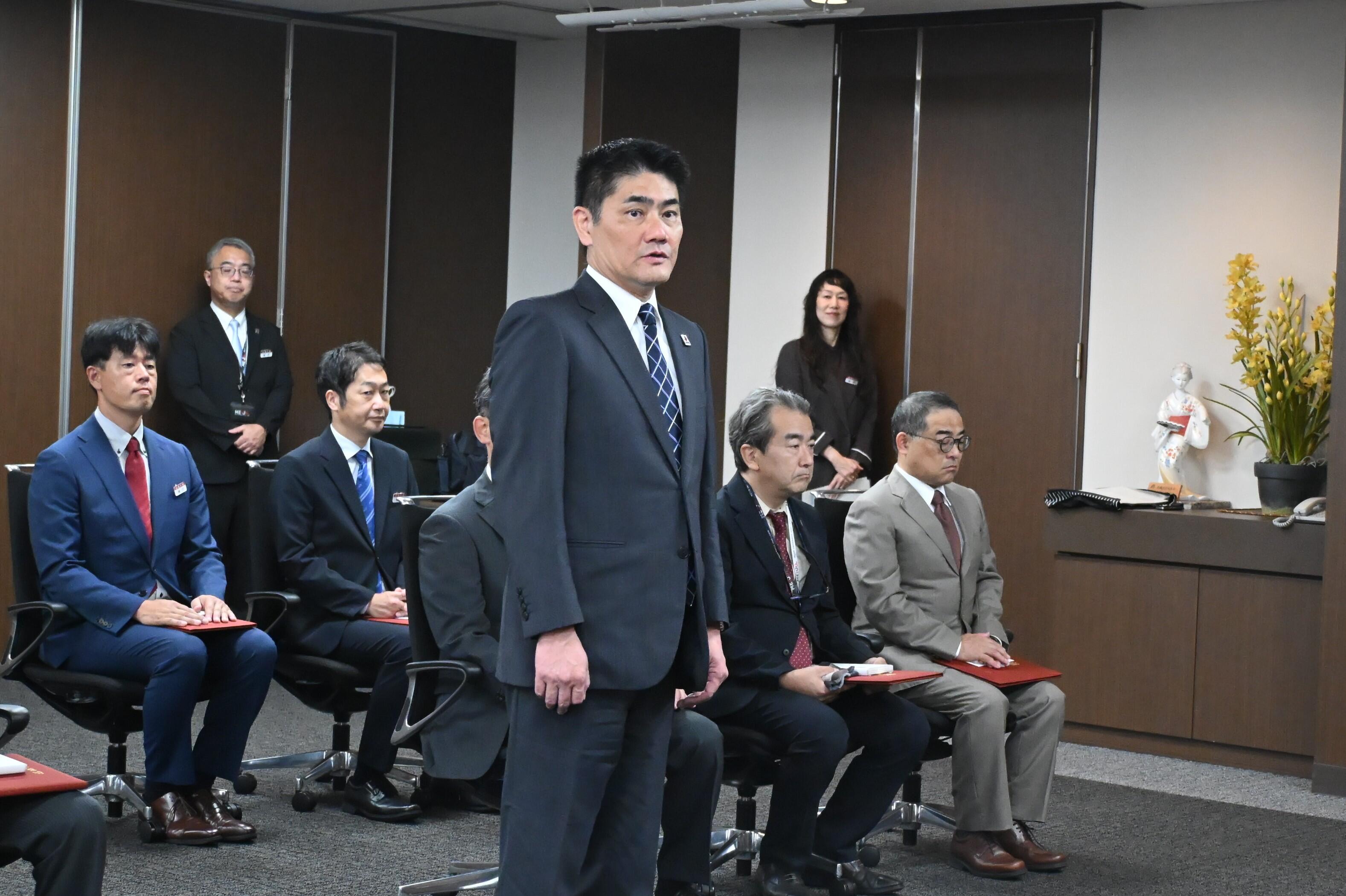 被表彰者代表として挨拶する伊川副学長