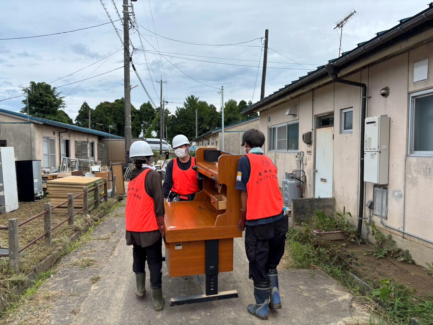 使えなくなった家財を運ぶ学生たち