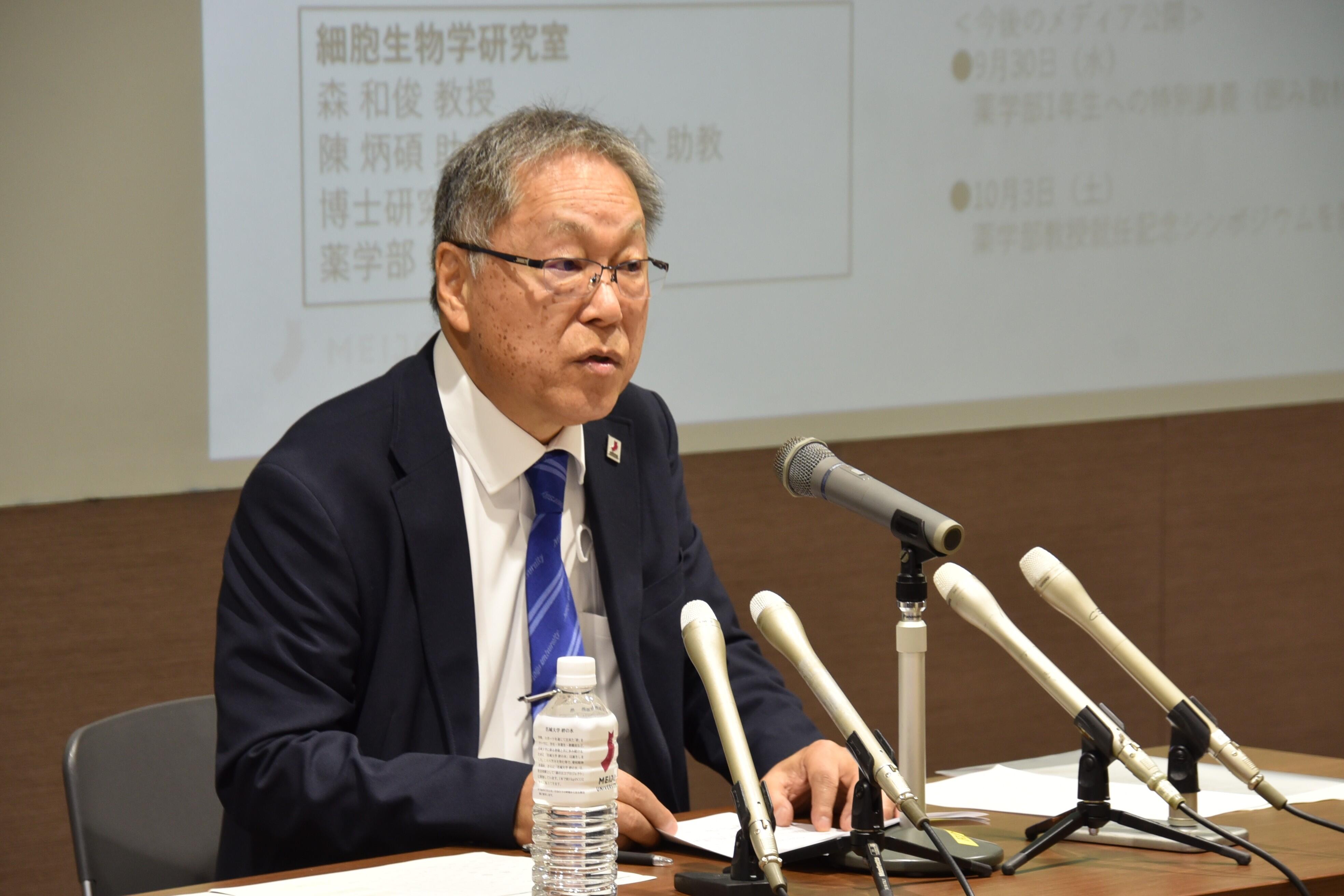 本学のトピックスなどを説明する野口学長